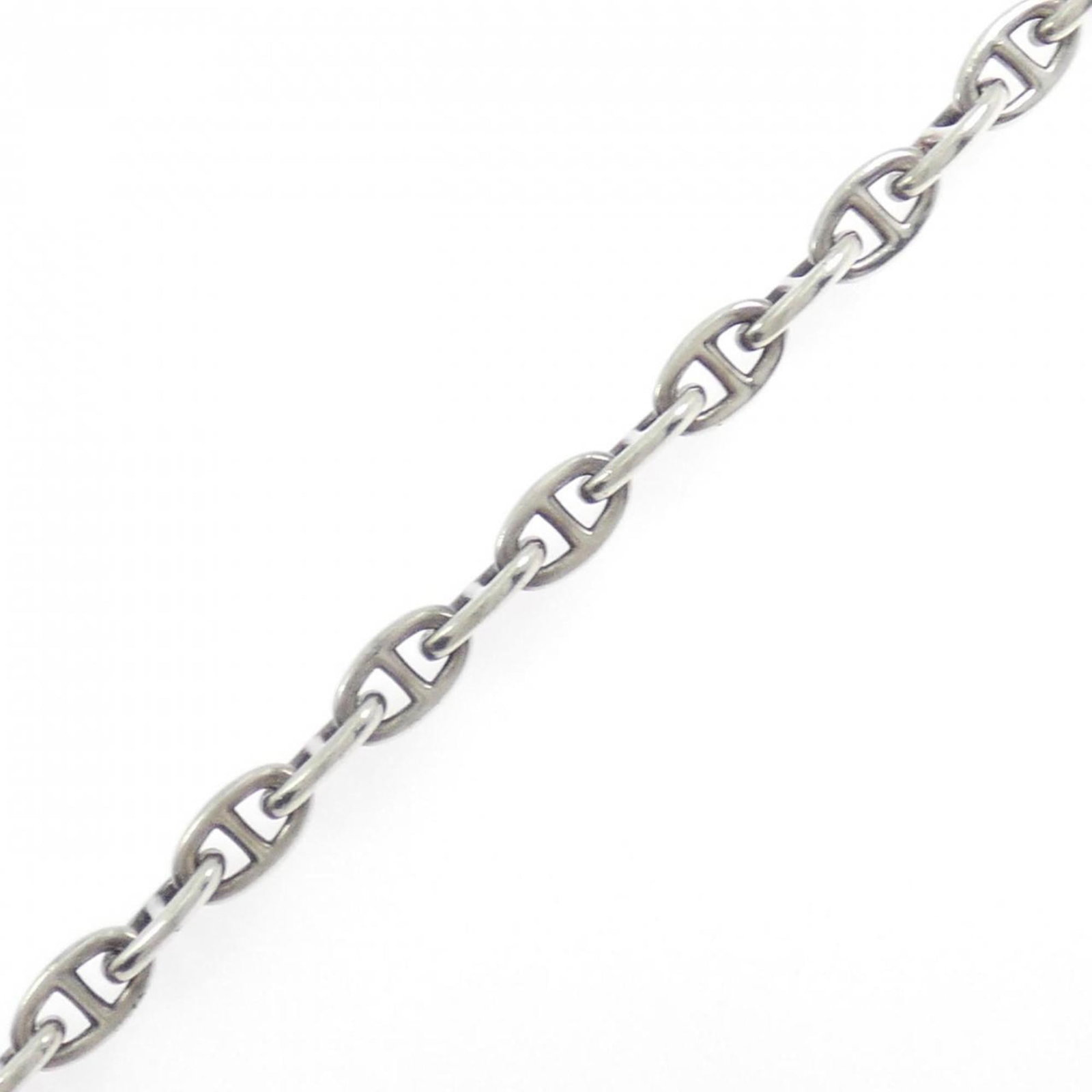 Charm Bracelet by Hermes: Charm Bracelet by Hermes Charm bracelet by Herm?s, featuring a 7.8mm width and weighing 33.1g, boasts a total length of 19cm. This used charm bracelet displays traces of usage with minor damages and d