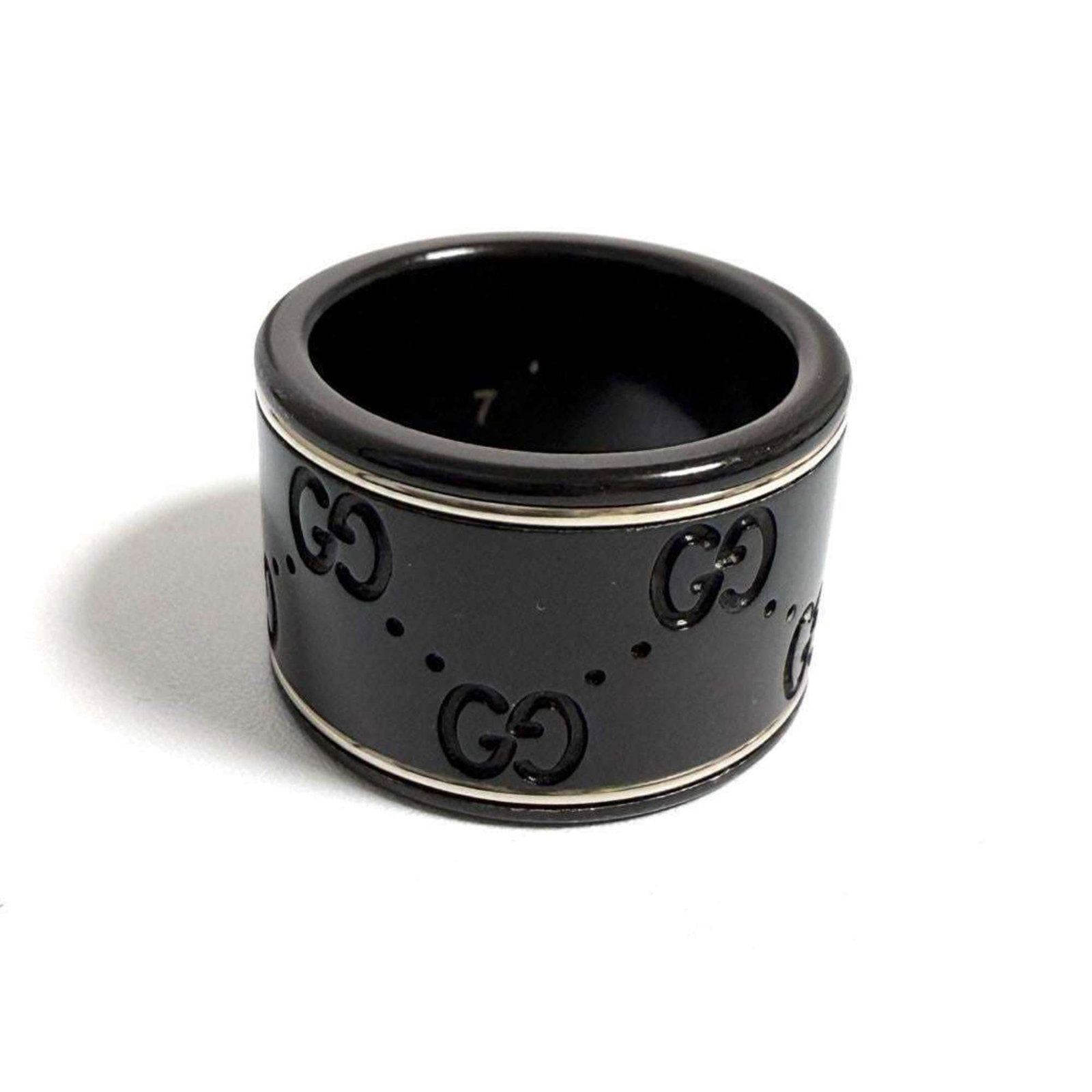 Ring Gucci Band: Ring Gucci Band Gucci Band Ring features a sleek design, perfect for adding a touch of luxury to any outfit. This used band ring showcases some minor signs of wear, including faint scratches and dirt,