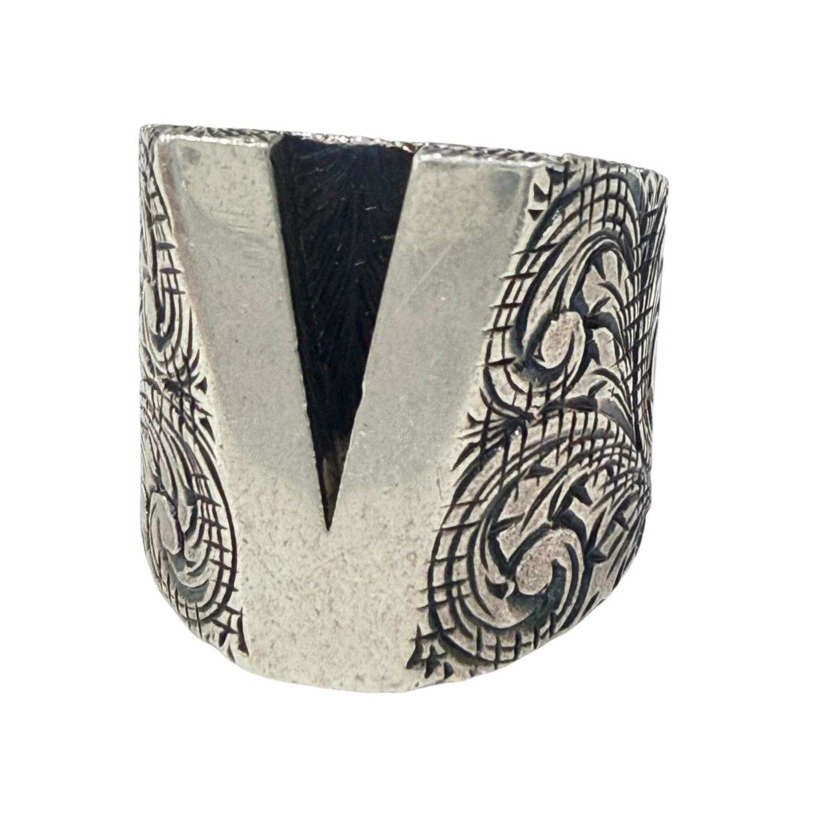 Gucci ring band silver 925: Gucci ring band silver 925 Silver Gucci ring band made from 925 sterling silver, bearing the iconic brand logo. A few traces of usage are visible, with some minor scratches and dirt, but overall in ve