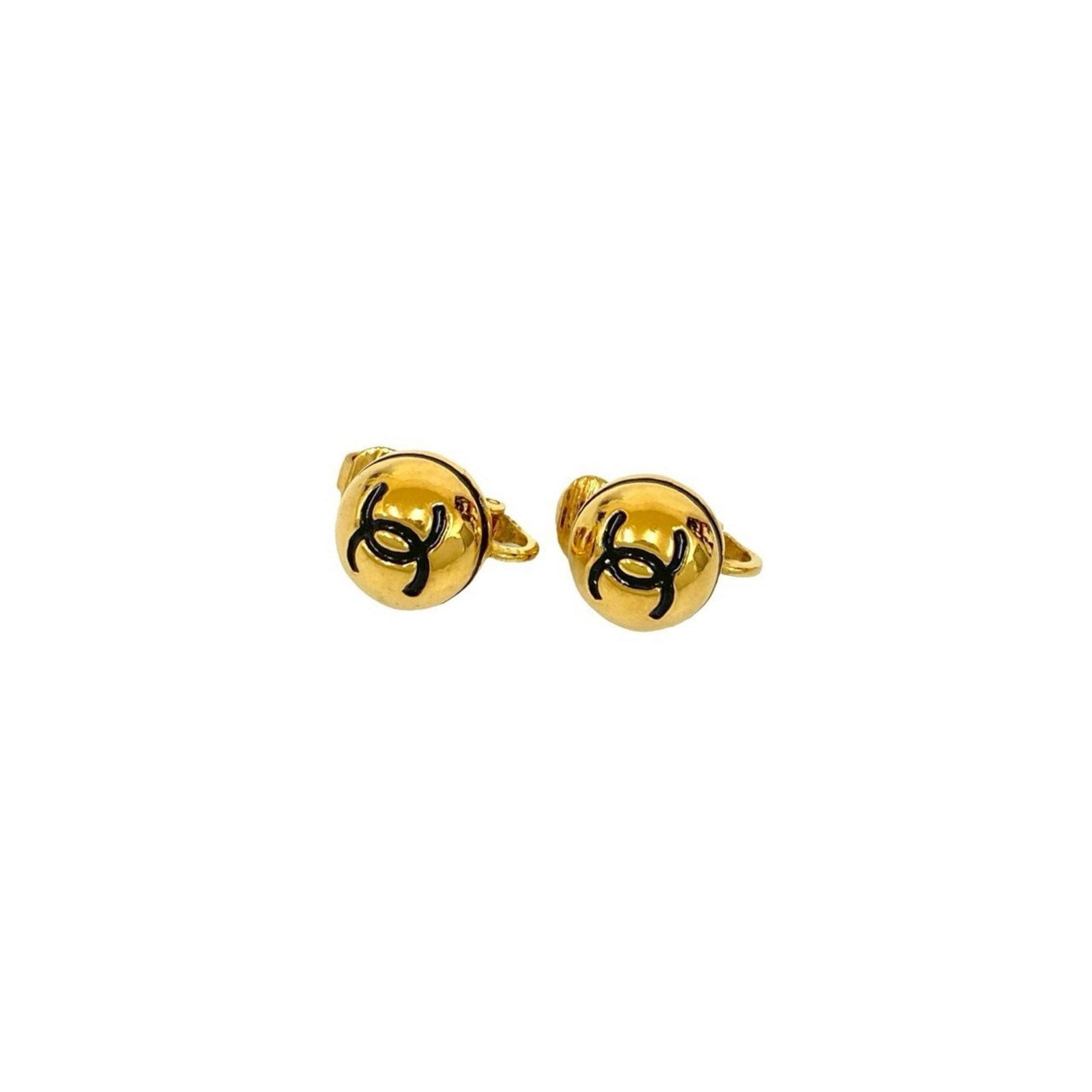 Clip earrings gold plating by Chanel: Clip earrings gold plating by Chanel Clip earrings in gold plating by renowned fashion house Chanel. With their sleek design and subtle shine, these earrings add a touch of sophistication to any outfi