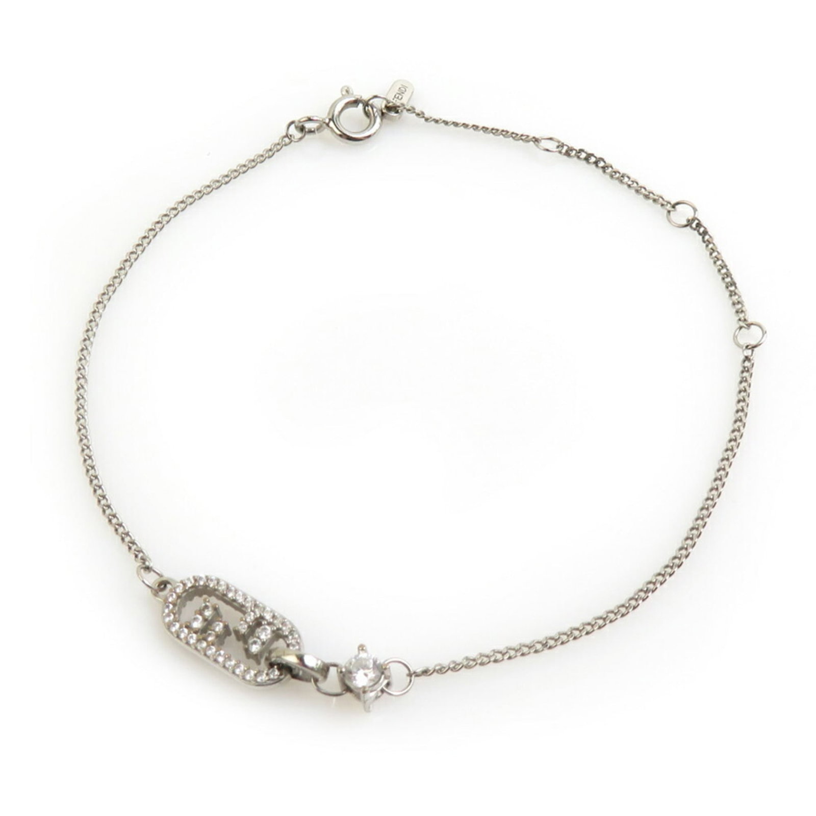 Metal Charm Fendi bracelet: Metal Charm Fendi bracelet Silver Fendi charm bracelet with a length of 19cm, bearing traces of usage and minor scratches. The metal charm bracelet features the iconic Fendi brand, adding a touch of