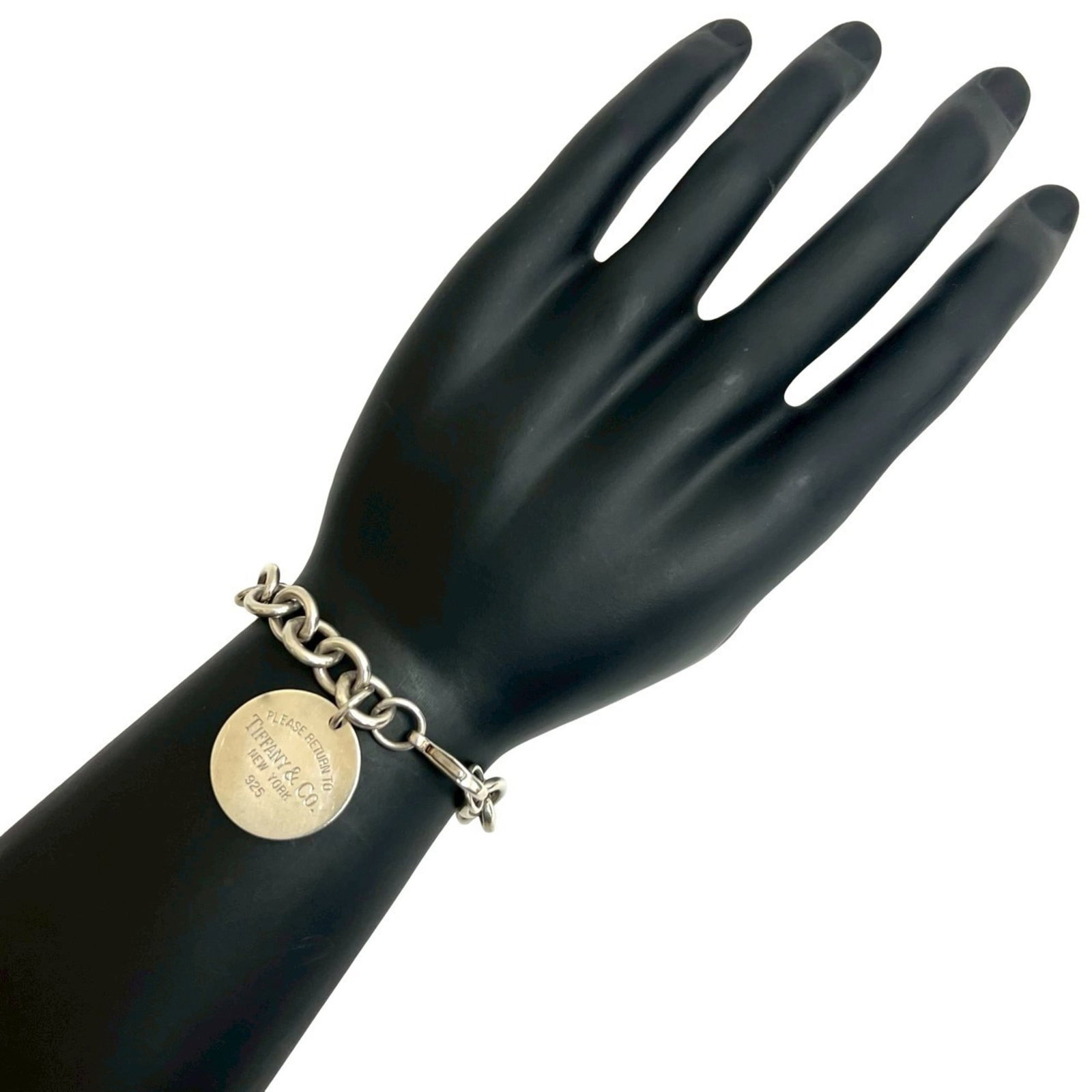 Charm Tiffany Bracelet 925 Silver: Charm Tiffany Bracelet 925 Silver Charm Tiffany Bracelet 925 Silver features a silver 925 charm bracelet with a classic design, measuring 19cm in length. The bracelet has traces of usage and minor scr