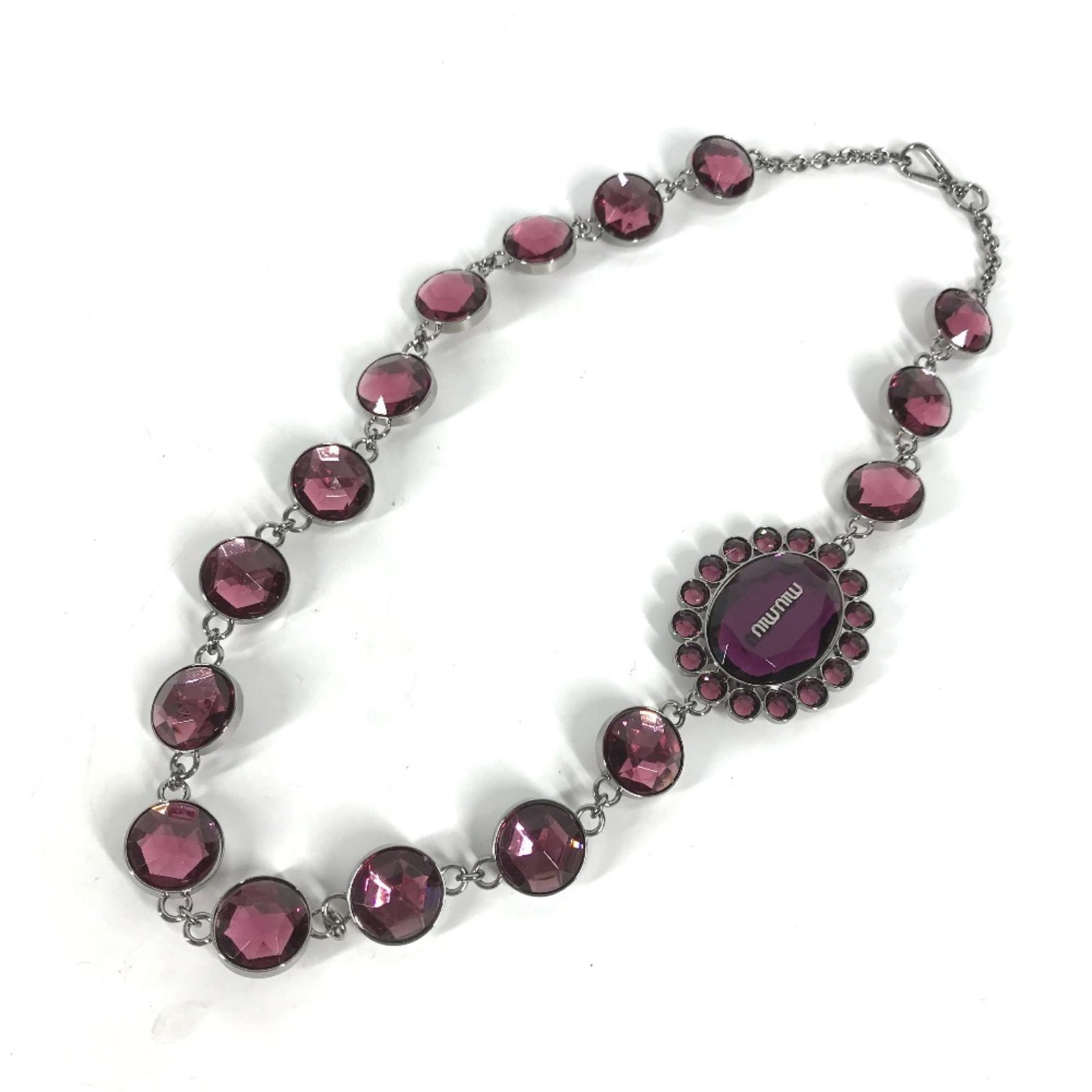 Metal Purple Miu Women's Bijou Chain Necklace: Metal Purple Miu Women's Bijou Chain Necklace Purple metal chain necklace with silver accents, bearing a few traces of usage and minor scratches. The purple color adds a touch of elegance to any