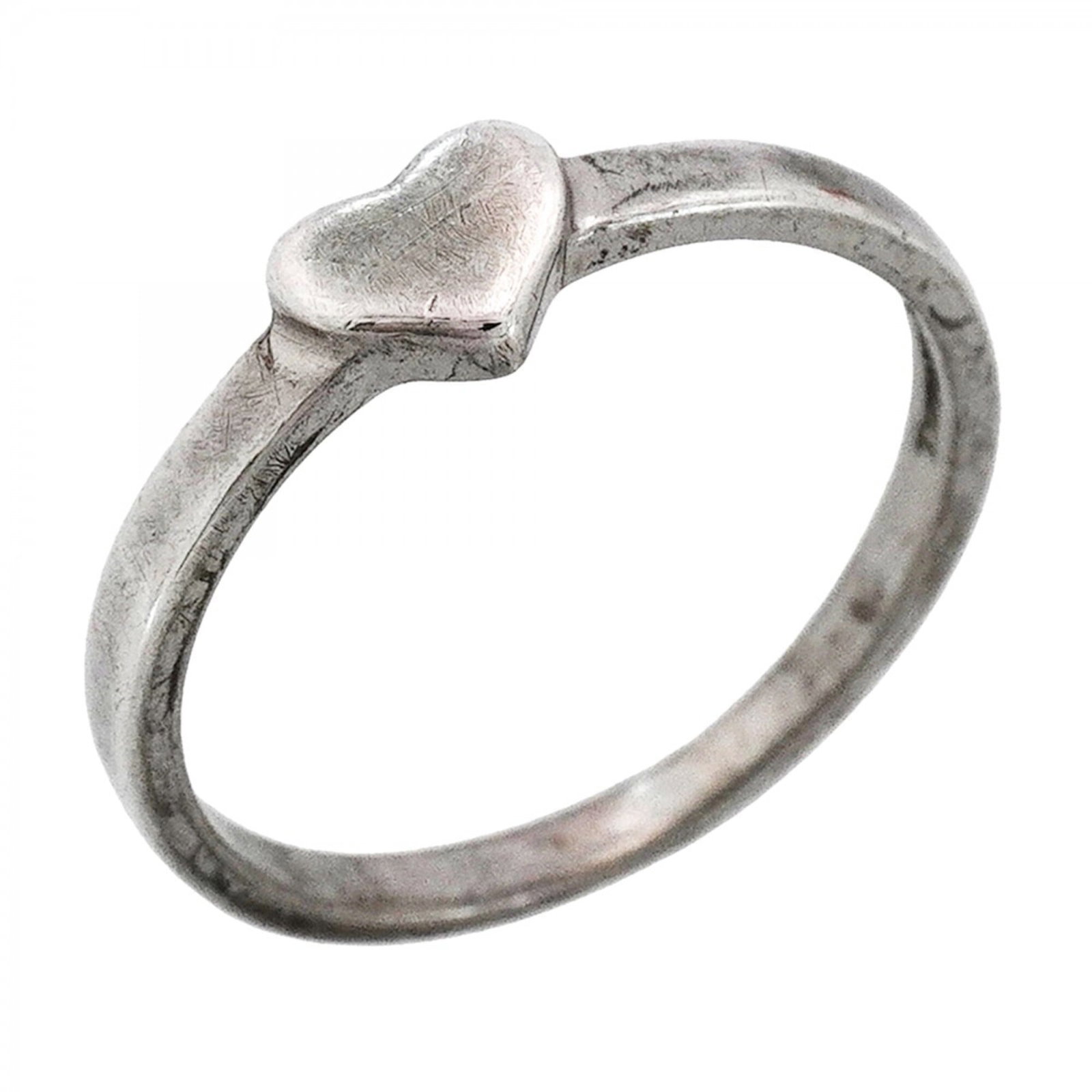 Tiffany Band Ring Silver 925: Tiffany Band Ring Silver 925 Silver 925 Tiffany band ring with a classic design, bearing the signature of the renowned jeweler. This used item shows signs of usage and minor imperfections, but