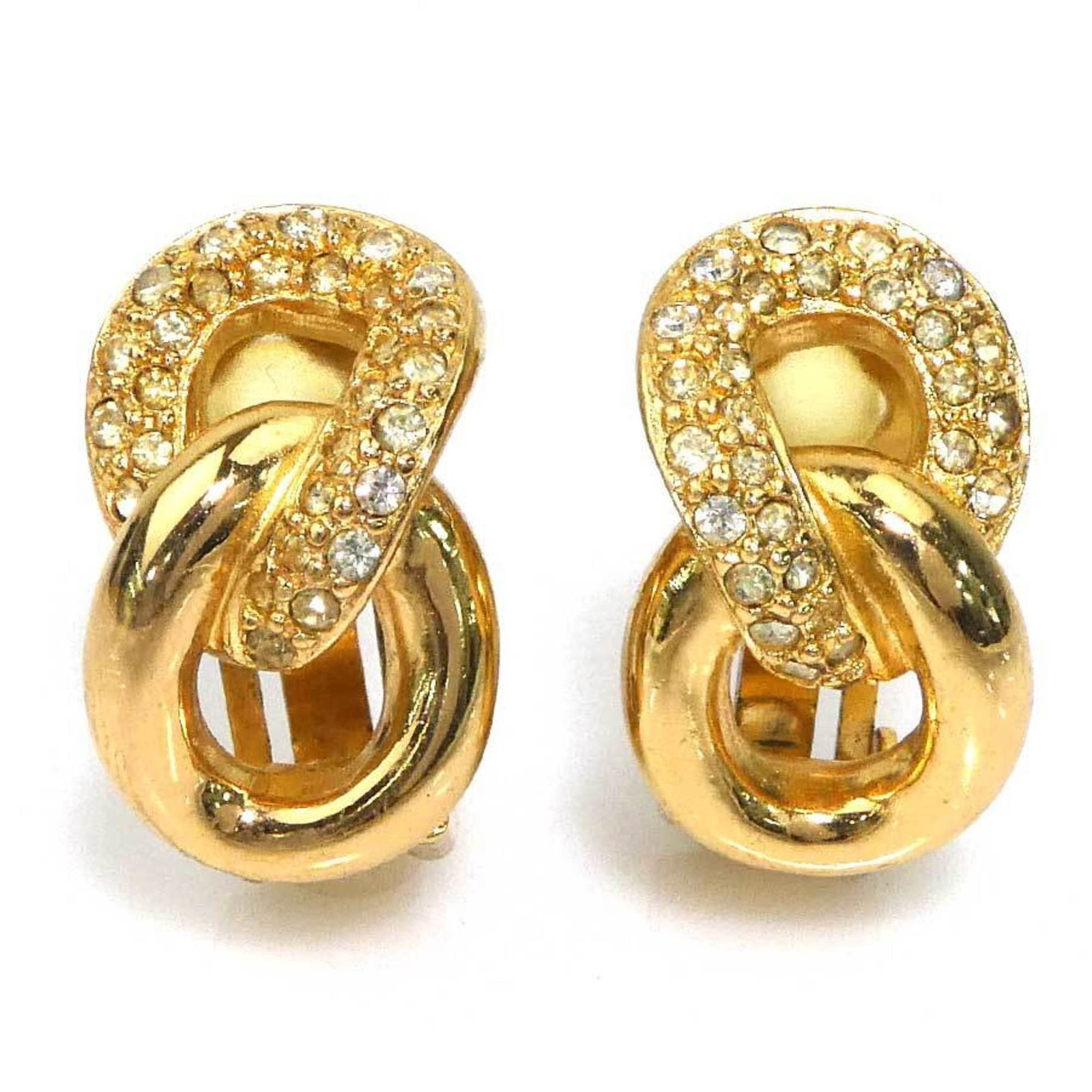 Metal clip earrings by Christian Dior: Metal clip earrings by Christian Dior Gold metal clip earrings by Christian Dior, bearing traces of usage and minor scratches. These used clip earrings showcase the iconic design of the luxury brand,