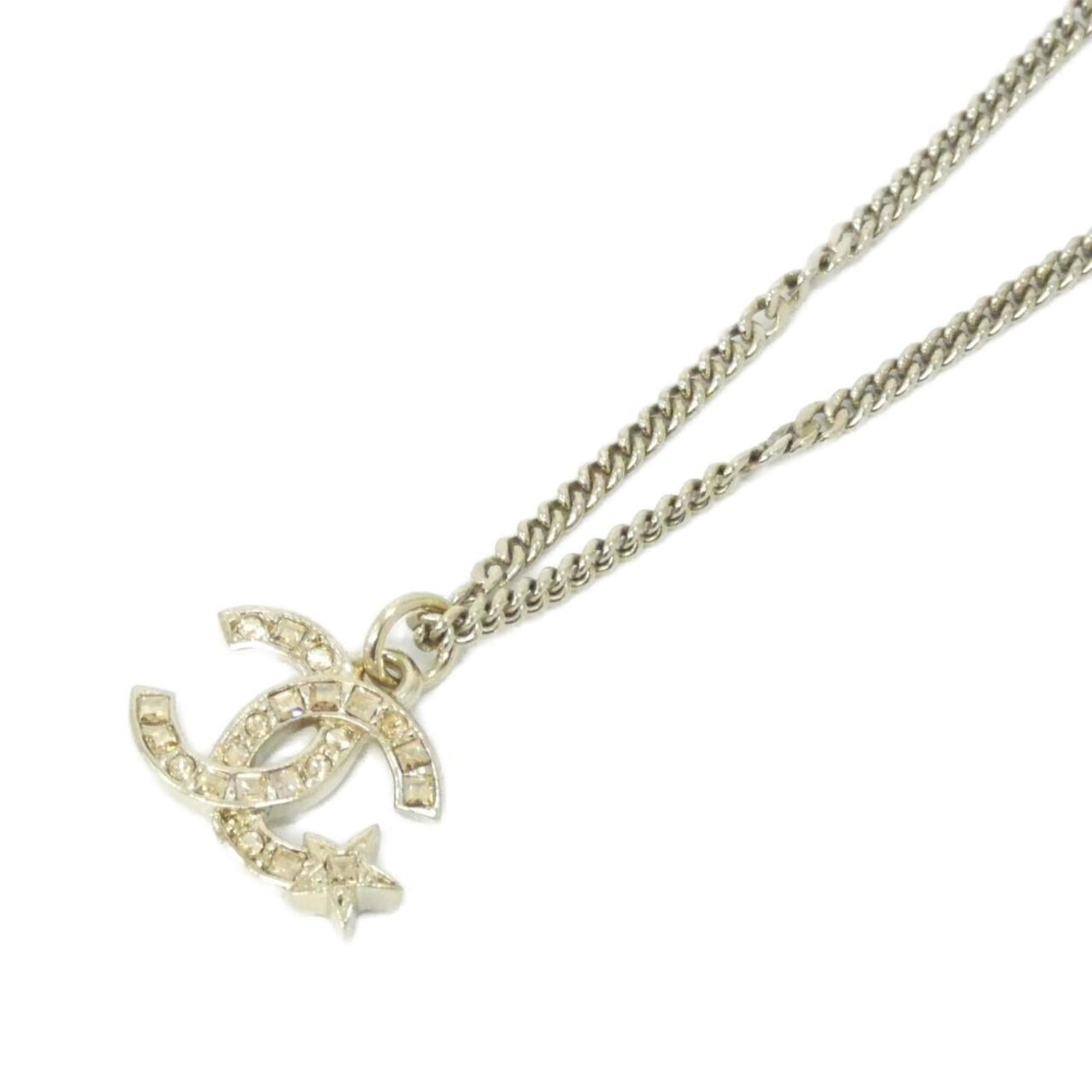 Chanel necklace ab6184: Chanel necklace ab6184 Chanel ab6184 necklace in beige and black, featuring a 11mm x 17mm pendant. This used (very good) piece shows some traces of usage with minor scratches and dirt, but remains in