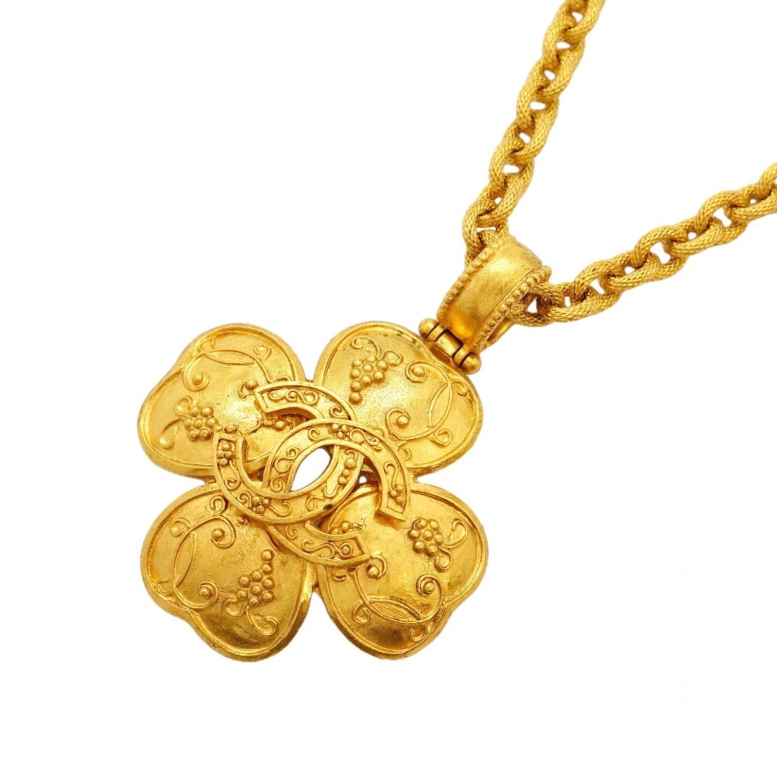 Women's necklace GP plated gold motif with Coco and a clover mark from Chanel: Women's necklace GP plated gold motif with Coco and a clover mark from Chanel Gold plated GP motif necklace with Coco and clover mark from Chanel, featuring a distinctive design element. The necklace 