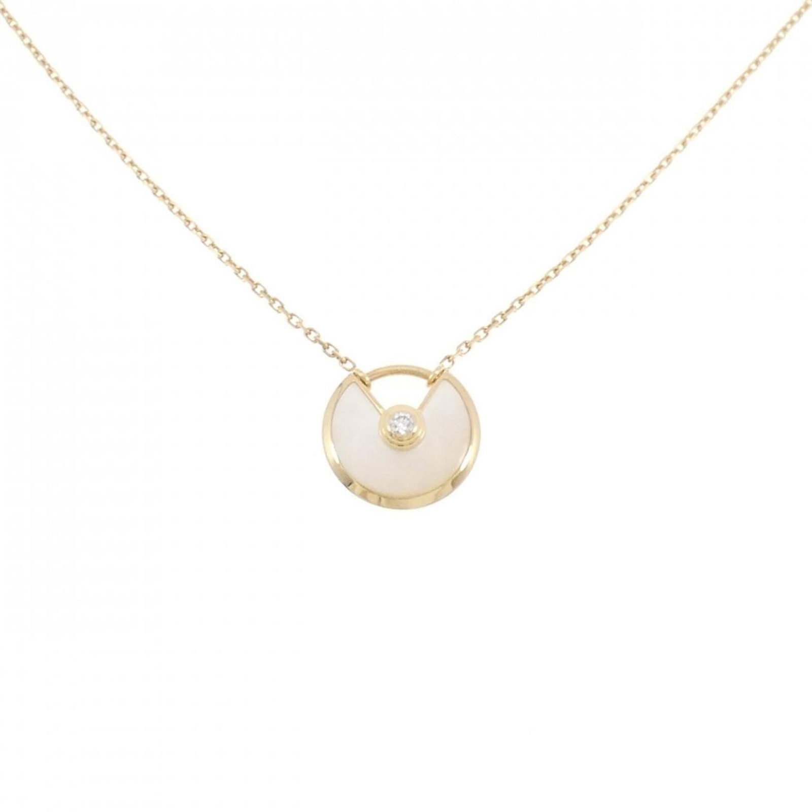 Small necklace Amulette Cartier: Small necklace Amulette Cartier Small Cartier Necklace Amulette in Yellow Gold Features a Diamond Pendant. The necklace boasts an elegant design with a 38-41 cm circumference, suitable for various nec