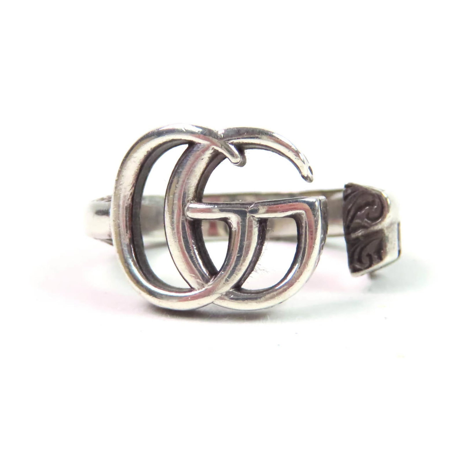 Ring Gucci Band: Ring Gucci Band Silver925 Gucci Band Ring, A few traces of usage, some scratches / dirt can be seen but overall in very good condition. This used band ring features a silver metal construction and mea