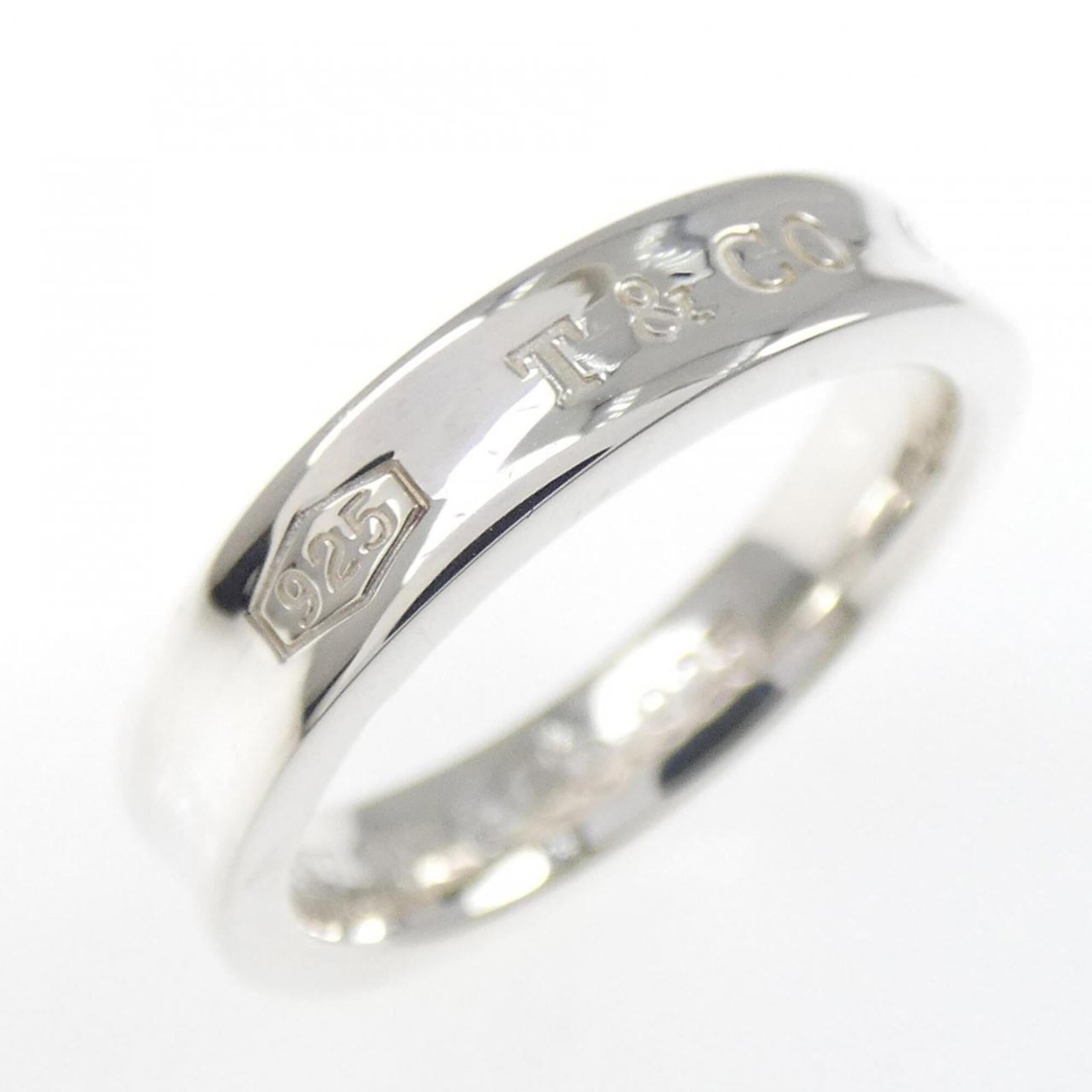 Tiffany Band Ring Silver 925: Tiffany Band Ring Silver 925 Silver band ring from Tiffany, made from high-quality Silver 925 material. The item bears some minor scratches and dirt, but remains in very good condition overall. This u