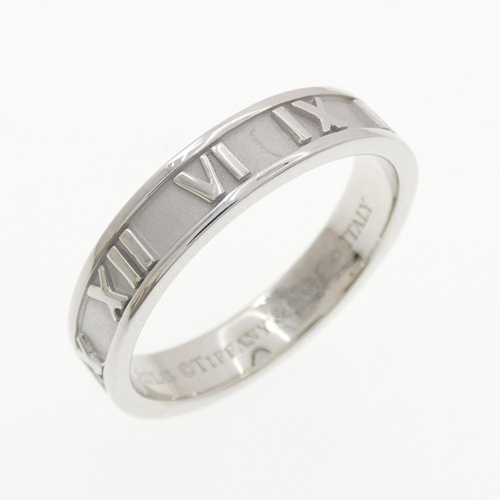 Tiffany Band Ring White Gold (18K): Tiffany Band Ring White Gold (18K) Tiffany's iconic band ring in white gold 18K, a timeless design that exudes elegance. This used ring features traces of usage and minor damages, but remains in accep