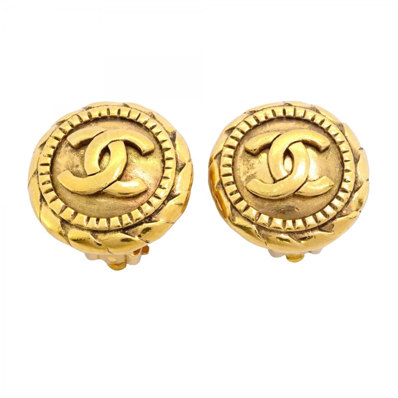 Clip earrings gold plating by Chanel: Clip earrings gold plating by Chanel Clip earrings in gold plating from the iconic Chanel brand. Measuring 22.30mm x 22.30mm, these small yet elegant accessories feature a subtle gold finish that