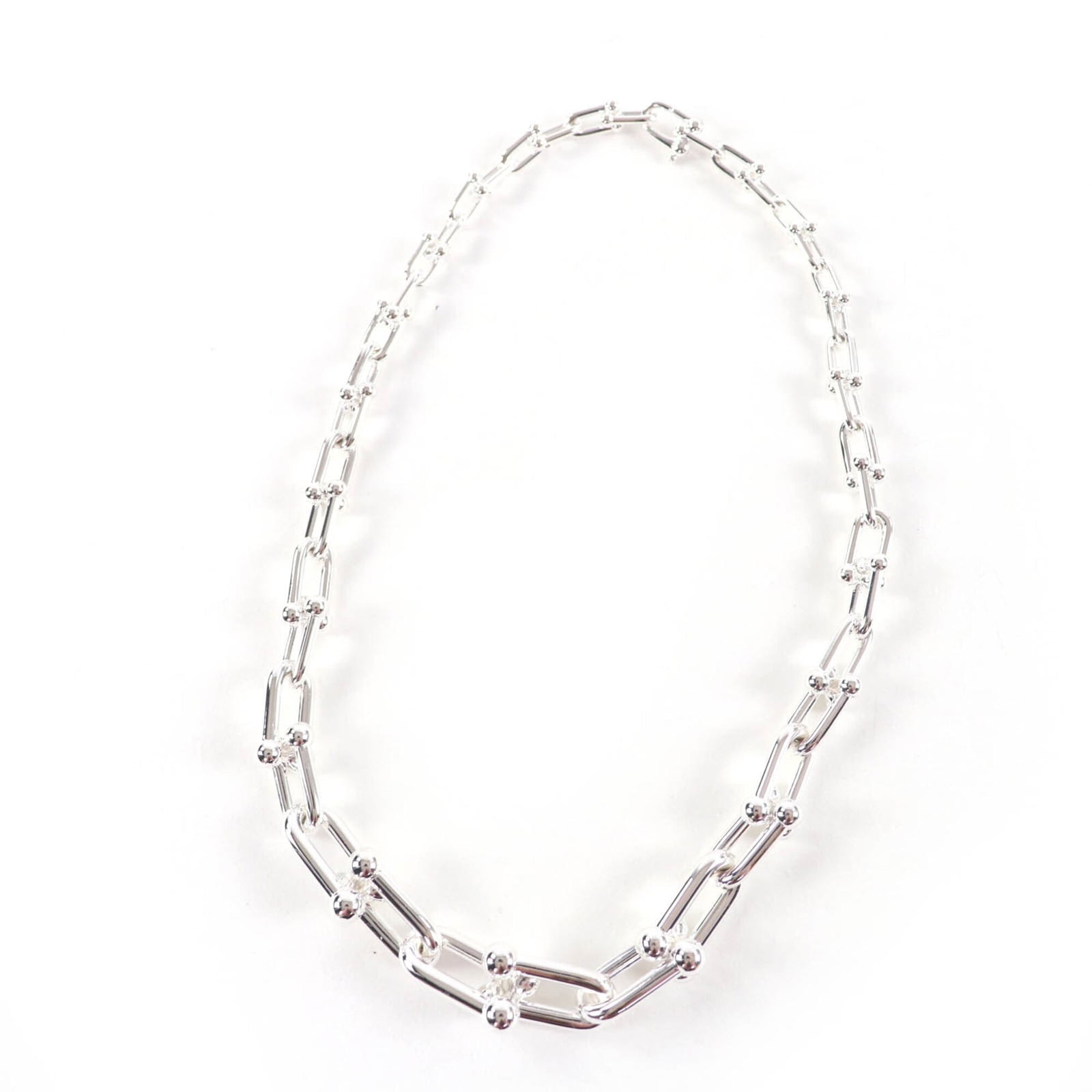 Tiffany&Co. Tiffany Hardwear Graduated Link Necklace Ag925 Sterling Silver Weight 115G Women'S.: Tiffany&Co. Tiffany Hardwear Graduated Link Necklace Ag925 Sterling Silver Weight 115G Women'S. Tiffany&Co. Tiffany Hardwear Graduated Link Necklace Ag925 Sterling Silver features a sleek, graduated