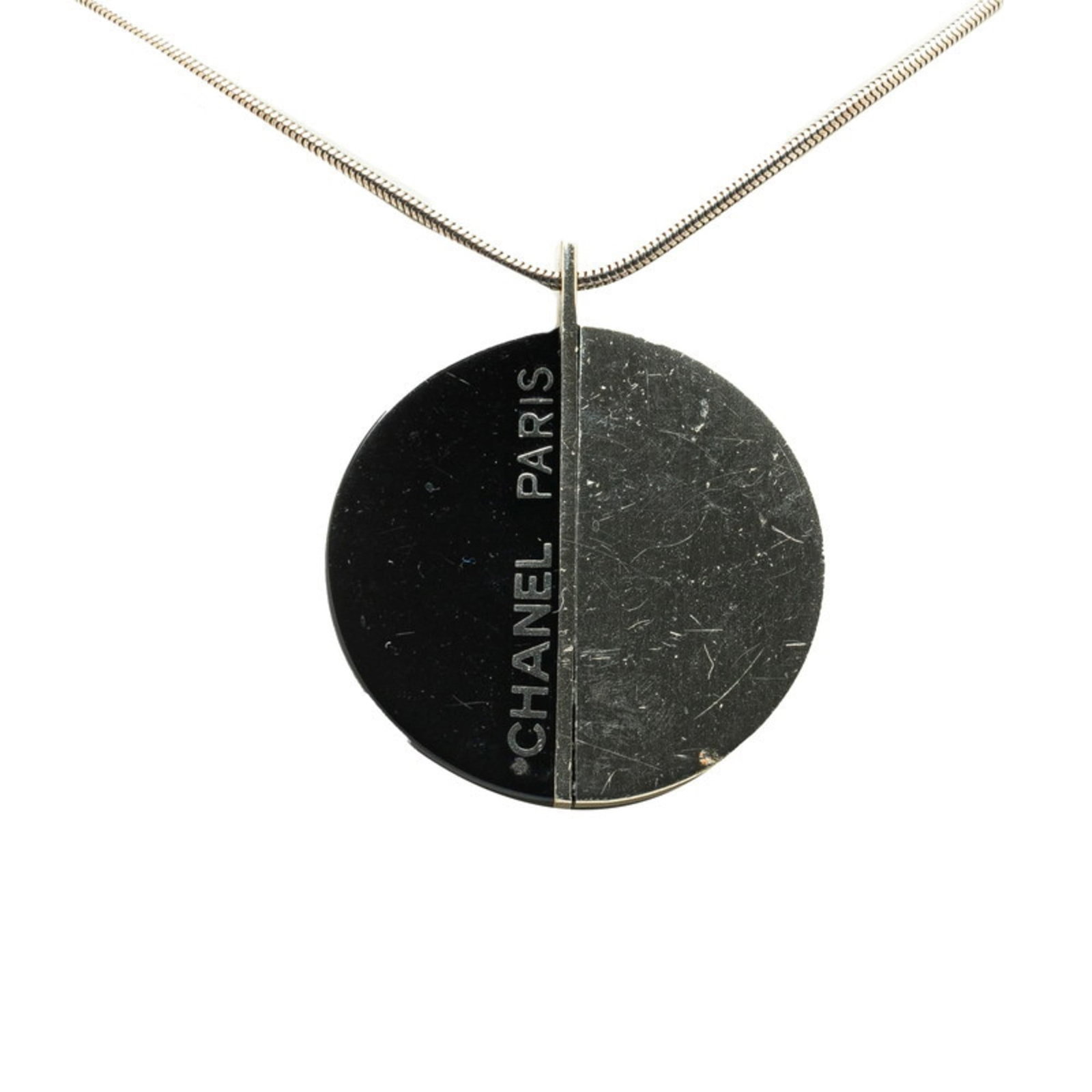 Women's silver black metal necklace with chain pendant by Chanel: Women's silver black metal necklace with chain pendant by Chanel Silver and black metal necklace with chain pendant from Chanel, featuring a classic design. The necklace has a 72 cm chain length and