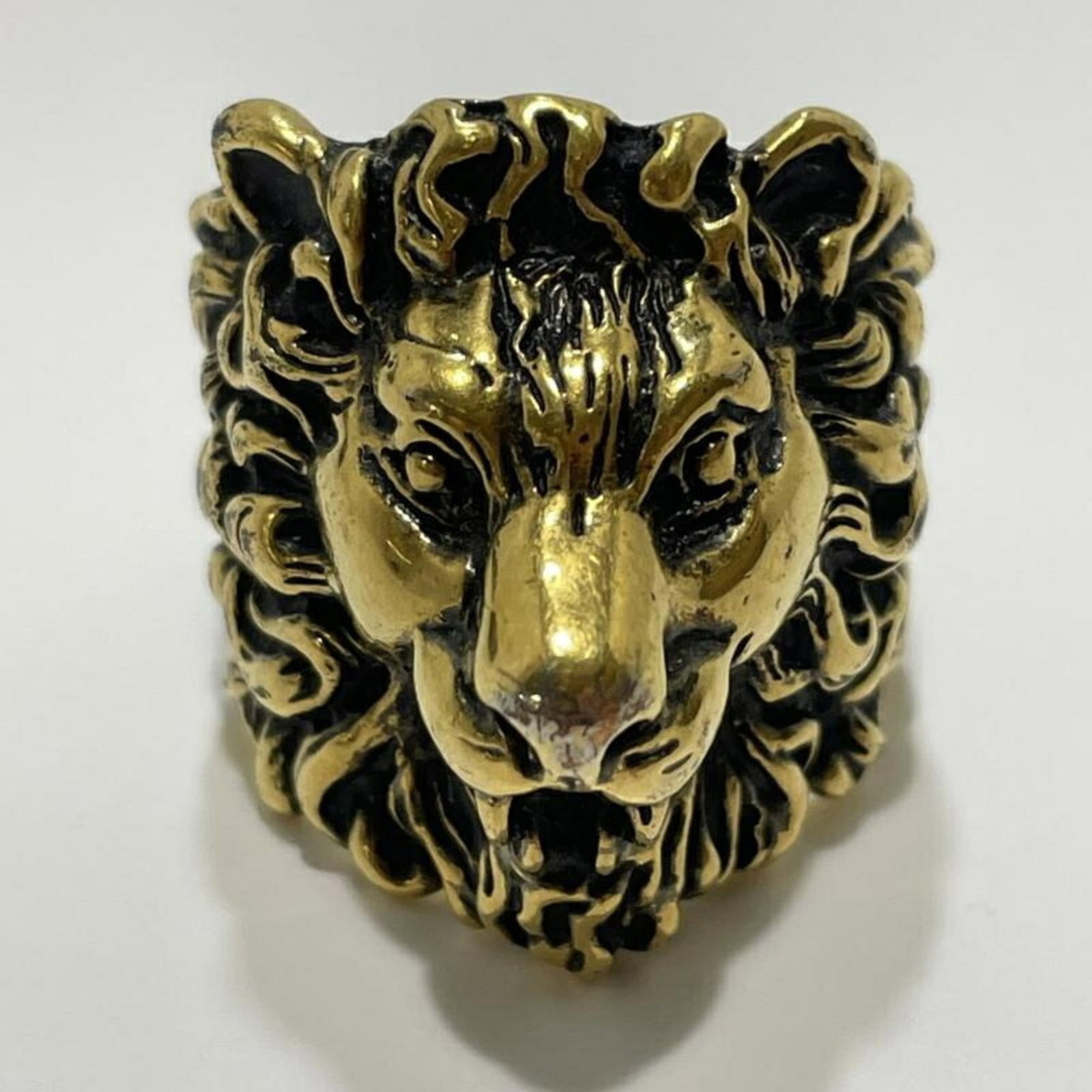 Gucci Lion Head Ring: Gucci Lion Head Ring Gold Lion Head Ring from Gucci, featuring the iconic lion head design. This used ring has some traces of usage and minor scratches/dirt, but remains in generally good condition. A