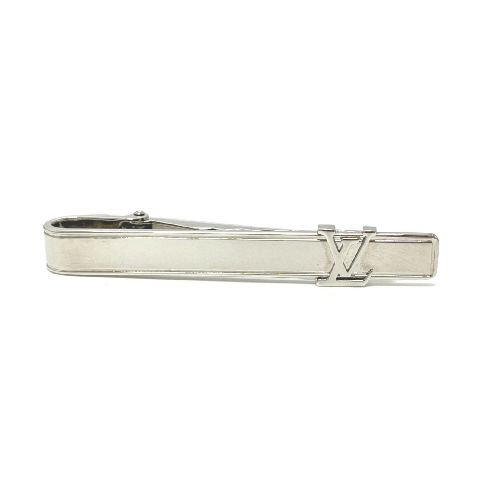 Tie pin metal by Louis Vuitton: Tie pin metal by Louis Vuitton Silver Louis Vuitton tie pin with subtle metal design, bearing a signature. Made from high-quality metal, this elegant accessory adds a touch of sophistication to any ou