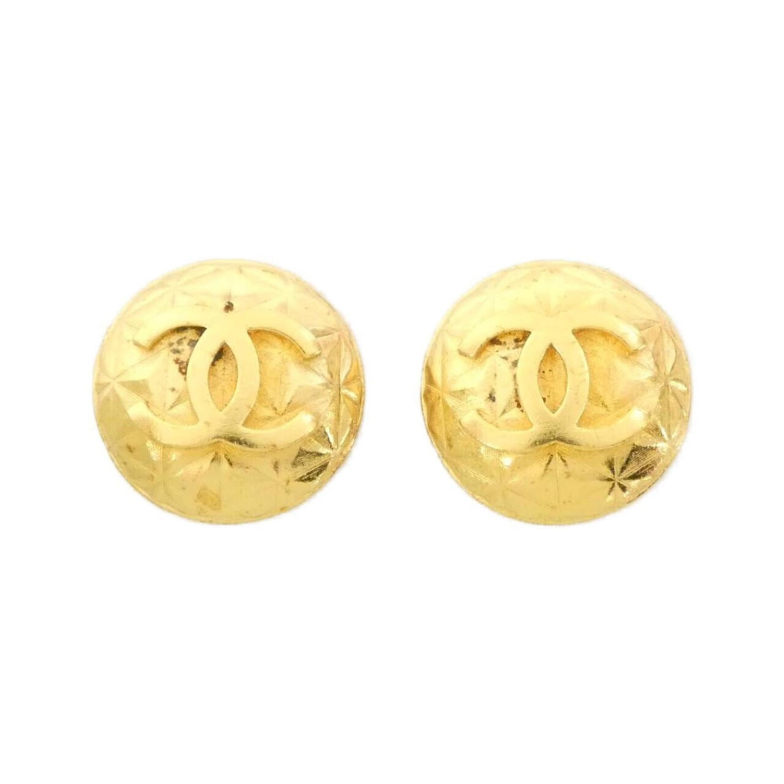 Chanel Stud Earrings: Chanel Stud Earrings Gold Chanel Stud Earrings in very good condition, with a few traces of usage and minor scratches/dirt. The earrings bear the signature of the brand, characteristic of Chanel's ico