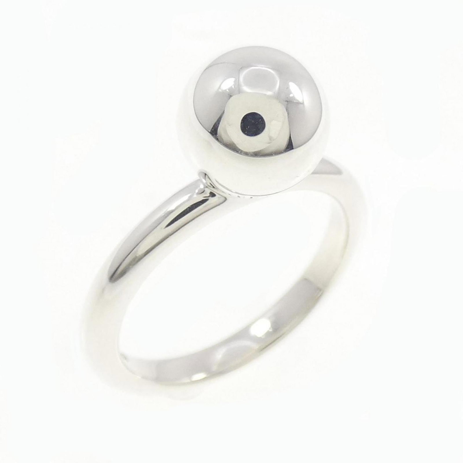 Tiffany Band Ring Silver 925: Tiffany Band Ring Silver 925 Silver 925 band ring from Tiffany, featuring a classic design with a few traces of usage visible. The item shows some scratches and dirt but remains in very good