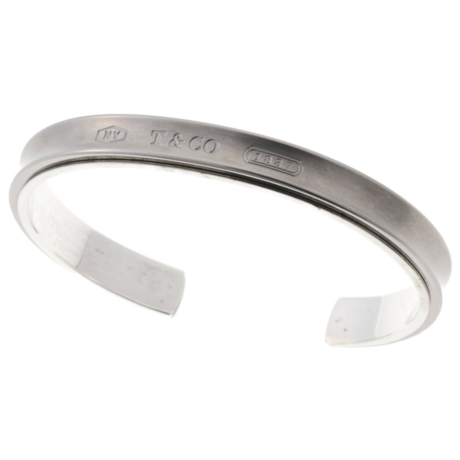 Silver 925 Bangle Titanium by Tiffany: Silver 925 Bangle Titanium by Tiffany Silver 925 Bangle Titanium by Tiffany - A stylish bangle crafted from high-quality silver 925 and durable titanium, offering a sleek and modern design. The silver