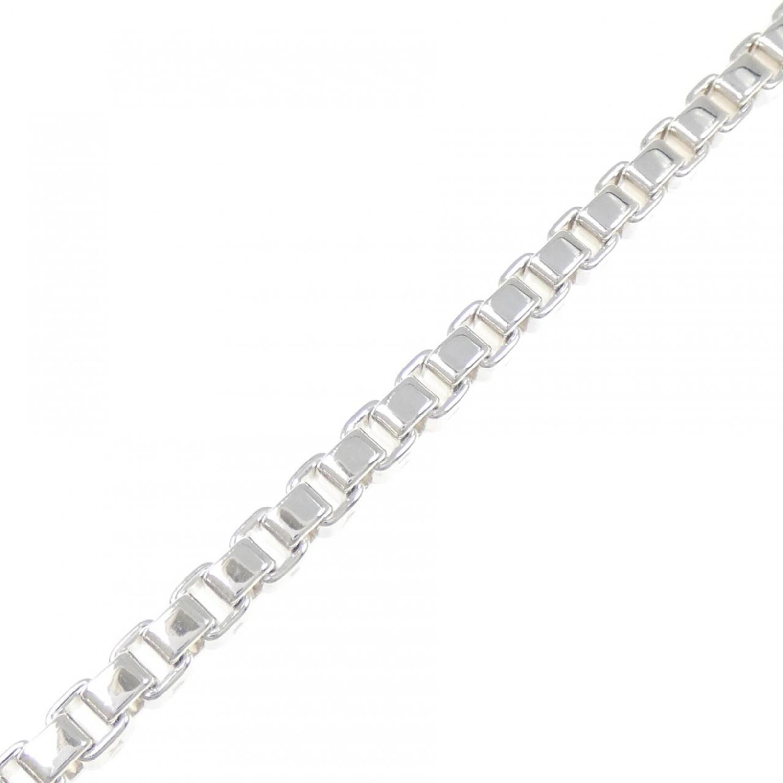Charm Tiffany Bracelet 925 Silver: Charm Tiffany Bracelet 925 Silver This 19cm / 7.48'' charm Tiffany bracelet is crafted from 925 silver, offering a touch of elegance to any outfit. With some minor signs of usage, including scratches 