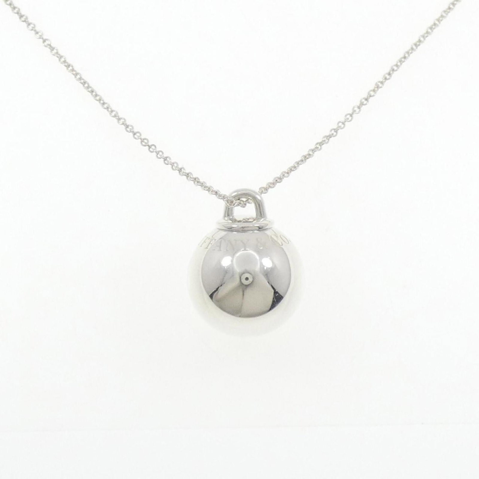 Tiffany ball necklace: Tiffany ball necklace Silver Tiffany ball necklace with a 23.5mm x 18.7mm pendant, featuring a 1.5mm thick chain, available in sizes 70-81 cm / 27.55'' - 31.88''. This used necklace is in very good co