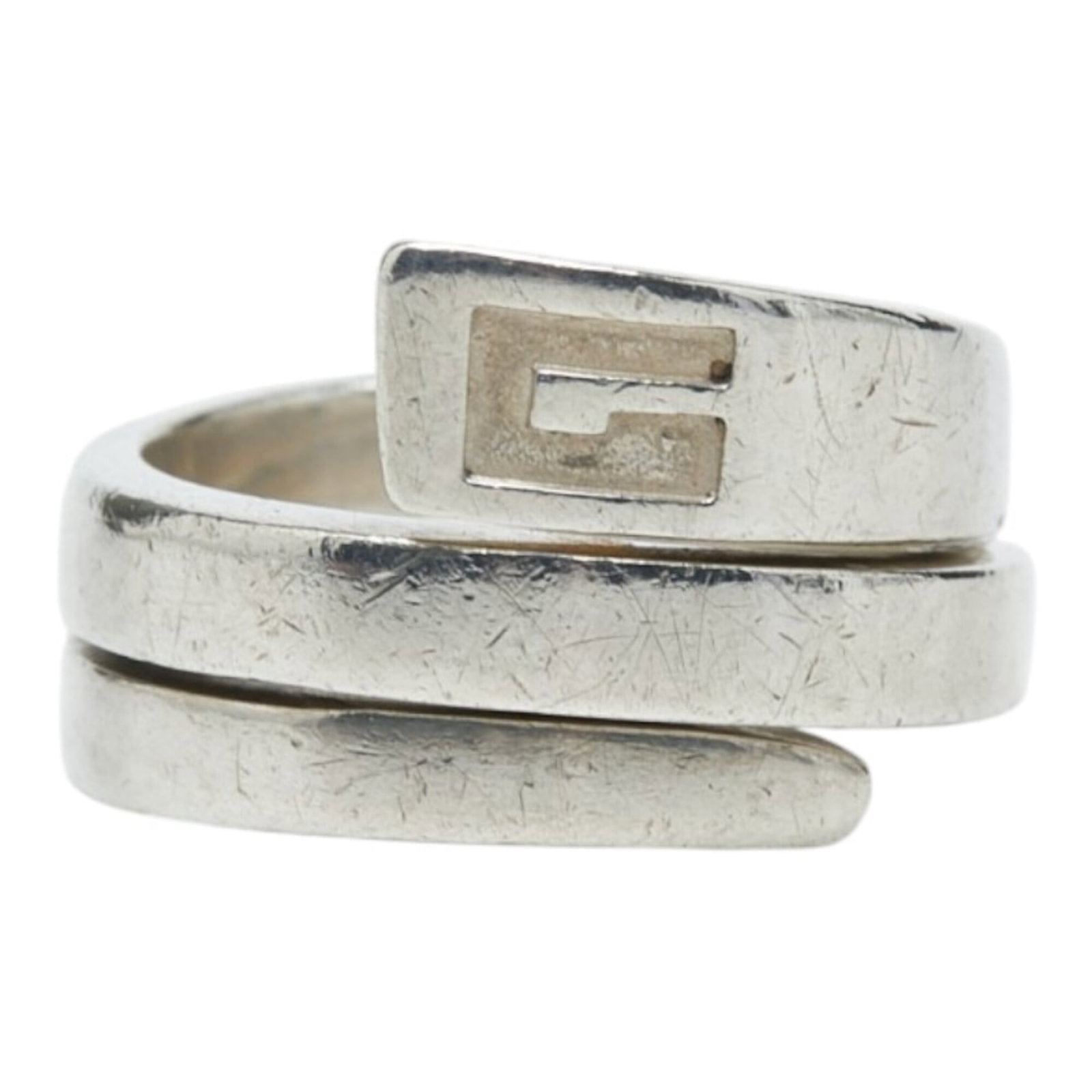 Gucci ring band silver 925: Gucci ring band silver 925 Silver 925 band ring from Gucci, featuring a sleek and modern design. This used item shows traces of usage with minor damages and dirt, but remains in acceptable condition