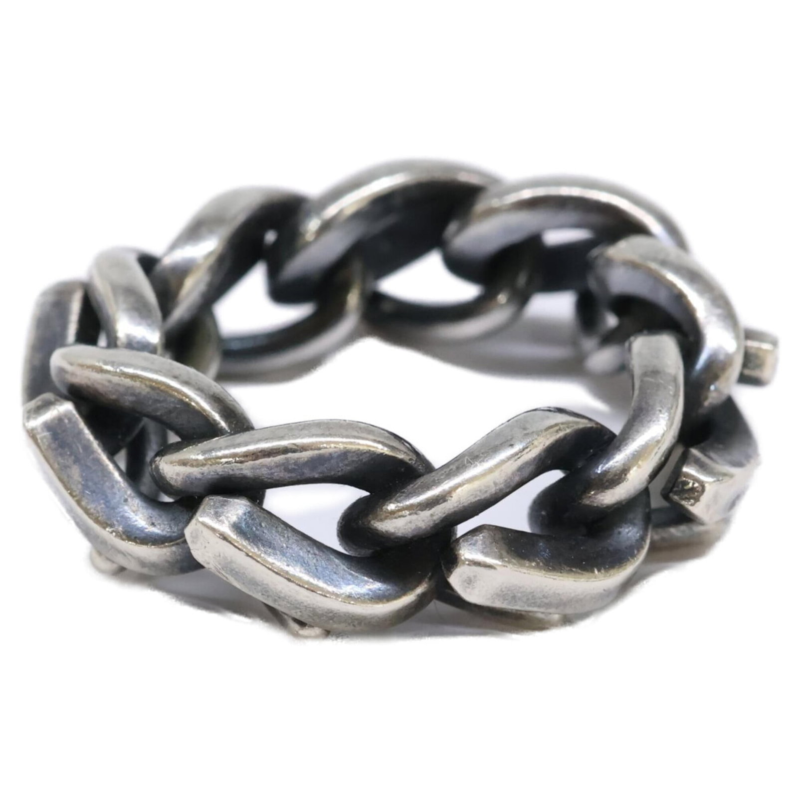 Tiffany Band Ring Silver 925: Tiffany Band Ring Silver 925 Silver 925 band ring from Tiffany, featuring a classic design in a durable and long-lasting silver alloy. The item shows signs of previous use, with minor scratches and