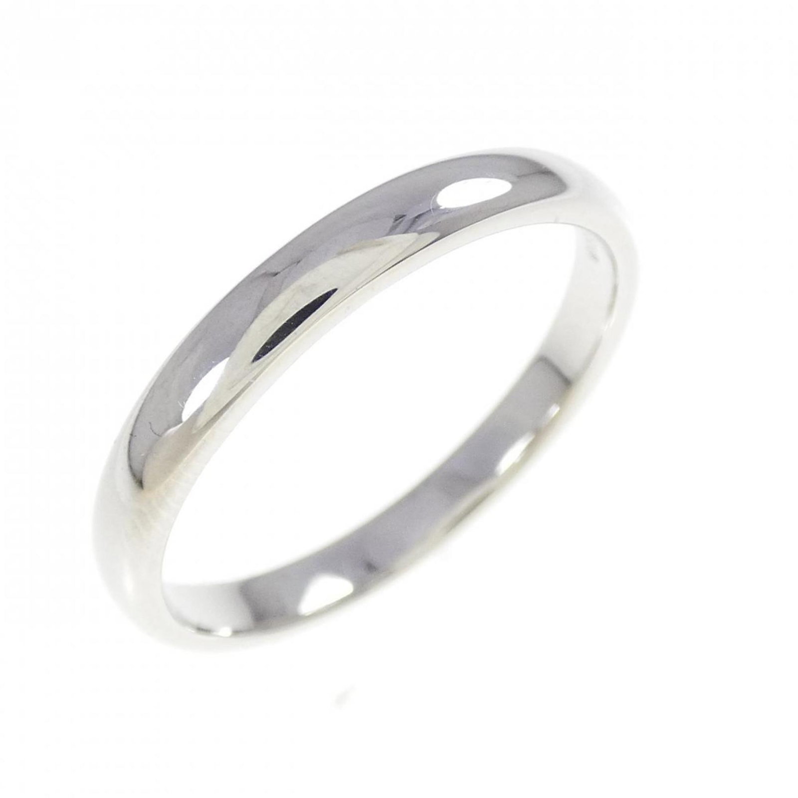 Platinum ring by Tiffany band: Platinum ring by Tiffany band Platinum ring by Tiffany features a band design made from high-quality platinum, available in US size 9.5. The item has some minor signs of usage, including scratches and