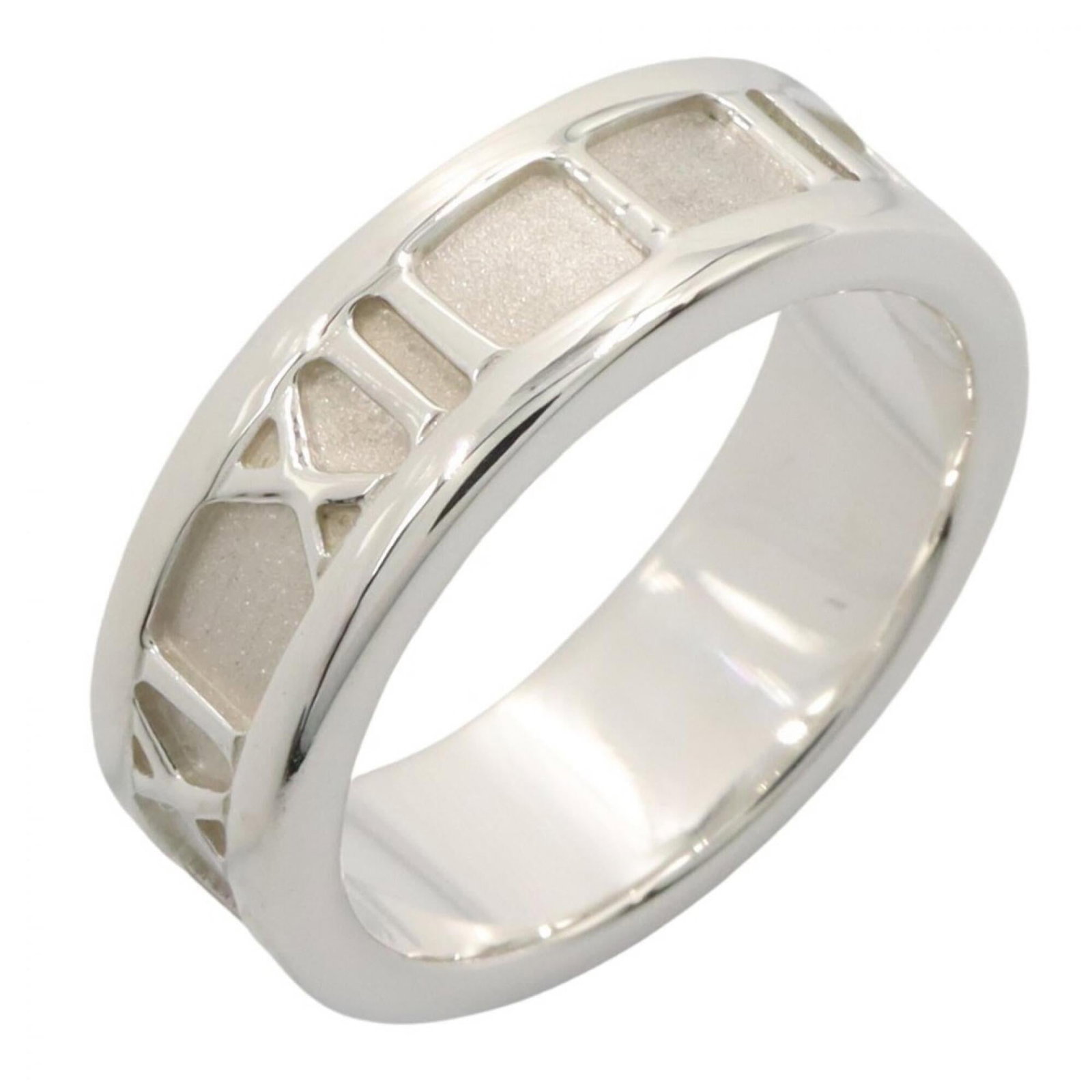 Tiffany Band Ring Silver 925: Tiffany Band Ring Silver 925 Silver 925 band ring from Tiffany, featuring a sleek and modern design. This used item is in like new condition with hardly any traces of usage, making it a great option