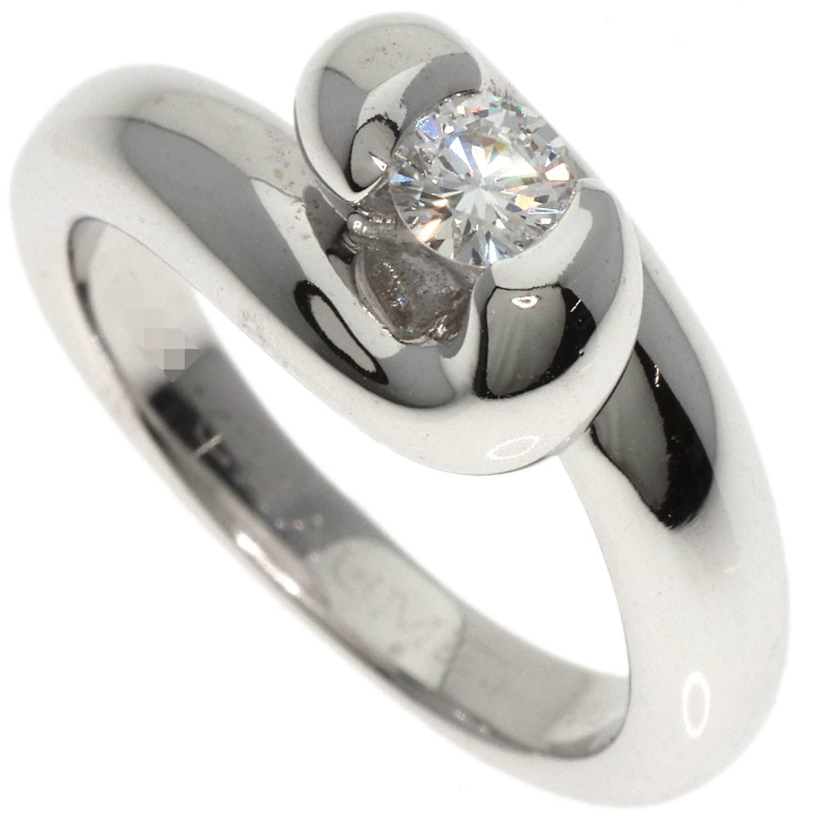 Chaumet Band Ring White Gold (18K): Chaumet Band Ring White Gold (18K) Chaumet Band Ring White Gold (18K) is a beautiful, used band ring made from high-quality white gold. The 0.2 carat diamond adds a touch of elegance to this classic d