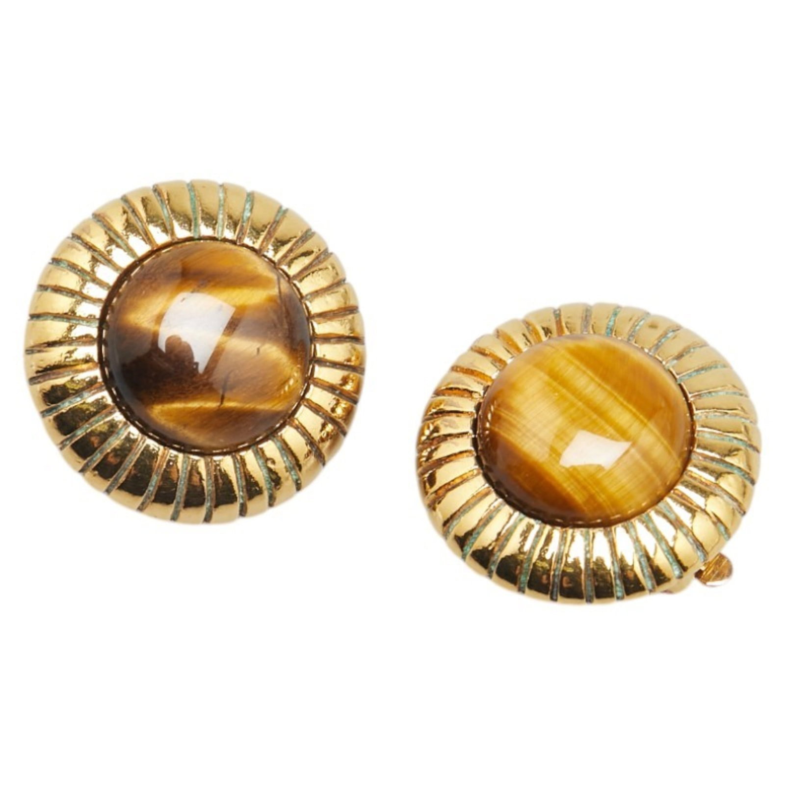 Chanel Clip Earrings: Chanel Clip Earrings Gold Chanel clip earrings with a vintage design, bearing traces of usage and minor scratches. Measuring 22.70mm x 22.70mm, these earrings are in used condition, showing signs of