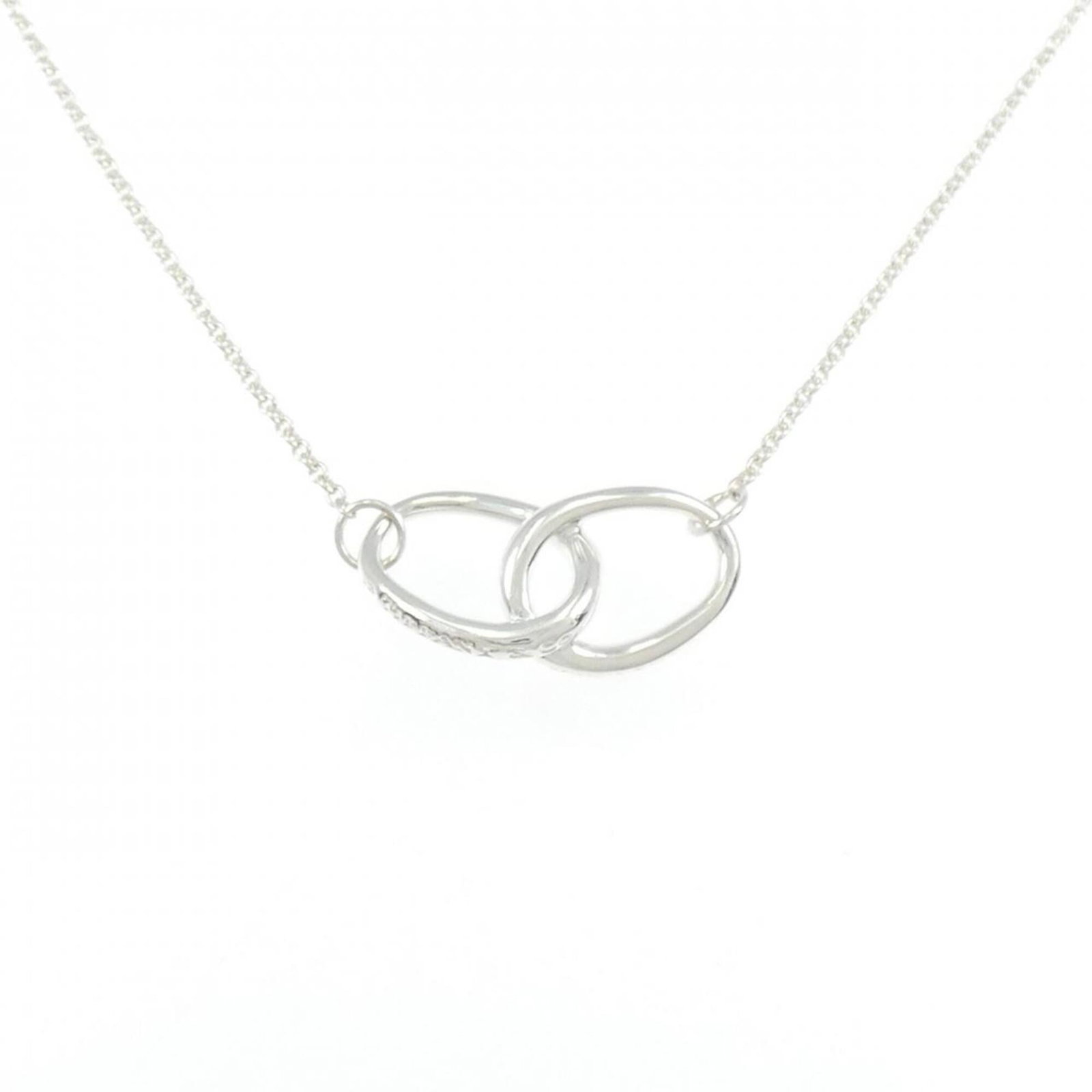 Tiffany & Co. 925 Necklace: Tiffany & Co. 925 Necklace Tiffany & Co. 925 Necklace - A classic silver pendant from the renowned luxury brand, featuring a sleek design with a subtle shine. The necklace boasts a 41cm chain