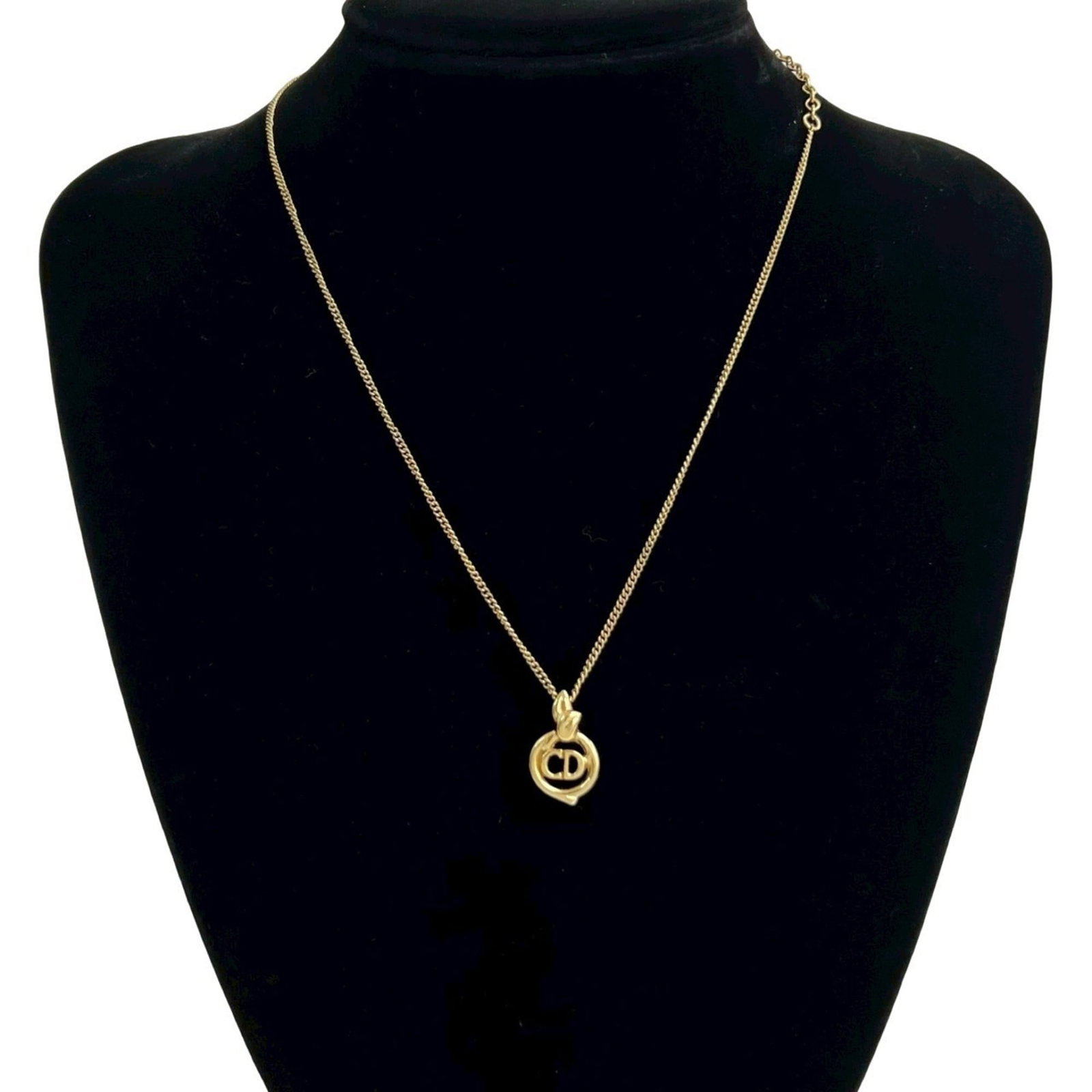 Christian Dior Cd Logo Motif Chain Necklace Pendant Gold Motif: Christian Dior Cd Logo Motif Chain Necklace Pendant Gold Motif Christian Dior's iconic Cd Logo Motif Chain Necklace Pendant shines in gold plating, featuring the brand's signature motif. This elegant