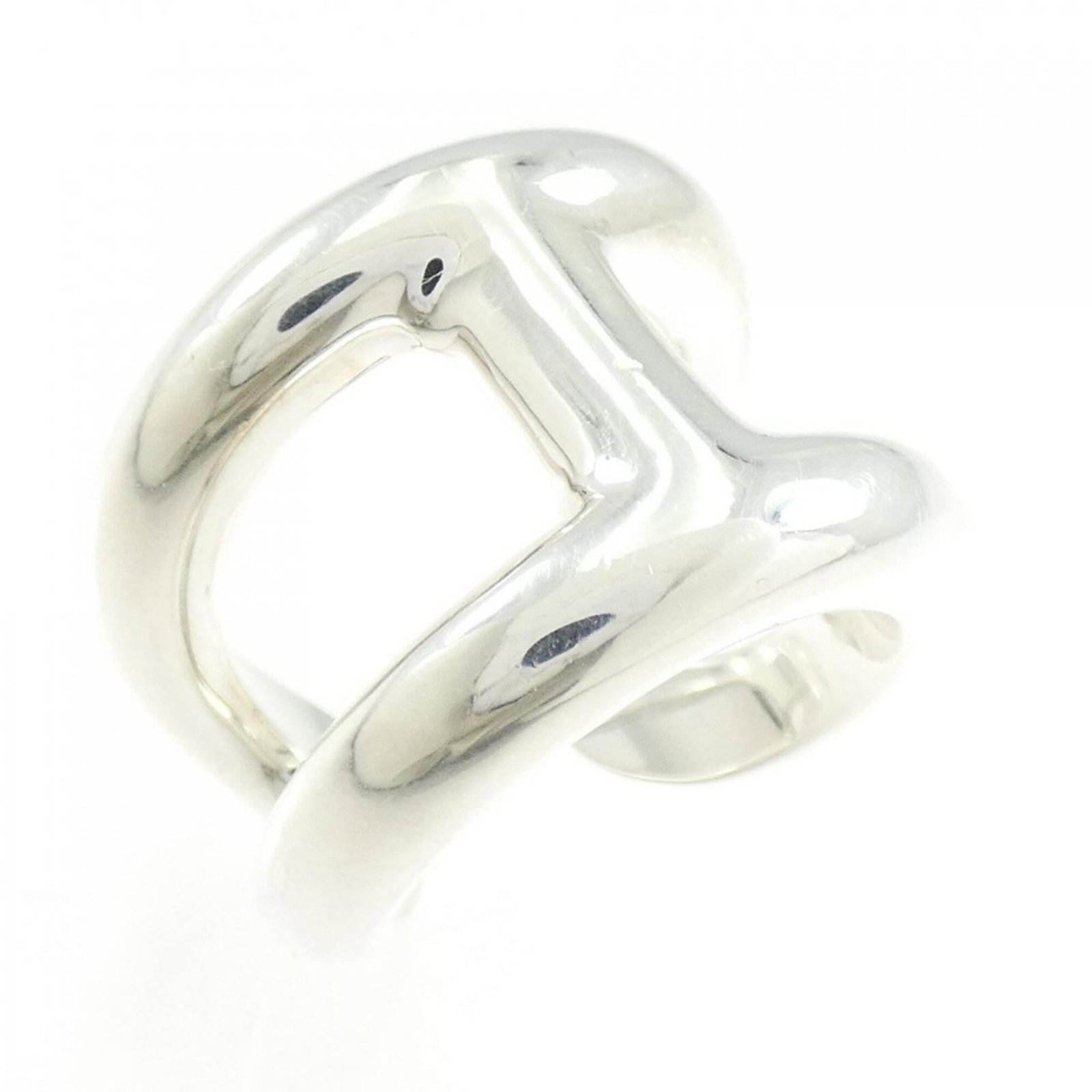 Ring Hermes Silver Band 925: Ring Hermes Silver Band 925 The Hermes Silver Band 925 features a sleek and sophisticated design, crafted from high-quality silver. With its classic style and subtle details, this ring is perfect for