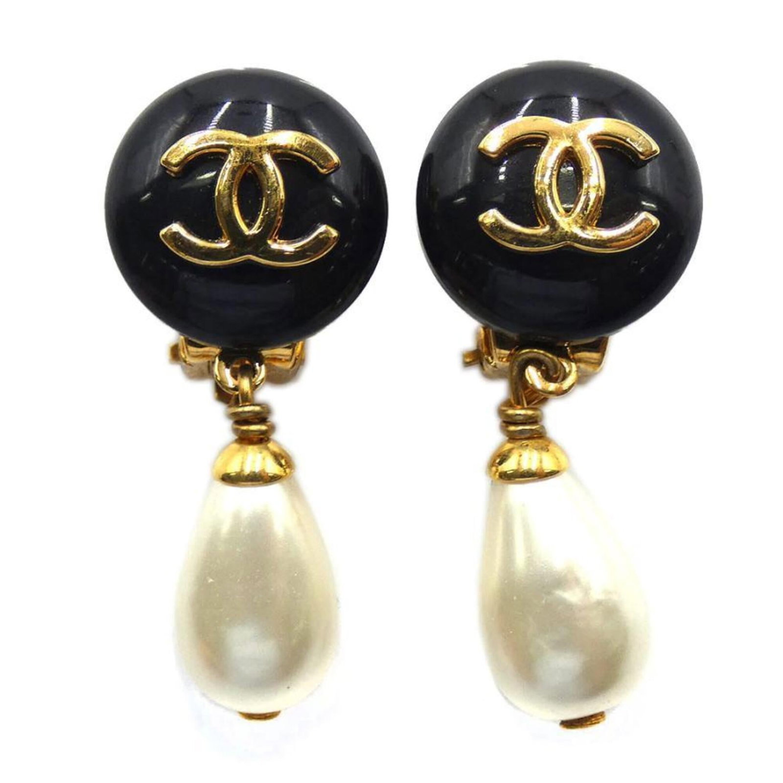 Clip earrings gold plating by Chanel: Clip earrings gold plating by Chanel Clip earrings in gold plating from the iconic Chanel brand, featuring a sleek design with black, gold, and white accents. Made from durable gold plating material,