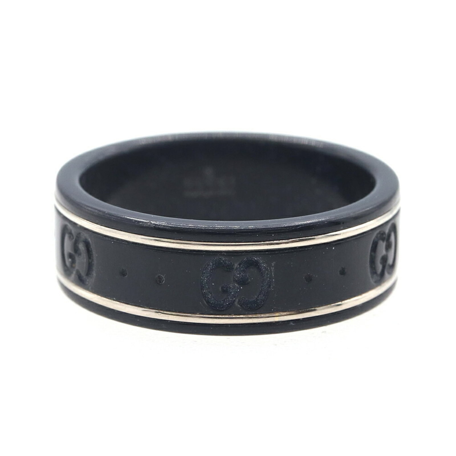Ring Gucci Band: Ring Gucci Band Used Gucci Band Ring in Black and Silver, with Traces of Usage. The ring features a classic band design with minor scratches and dirt visible, indicating it has been worn before. Overa