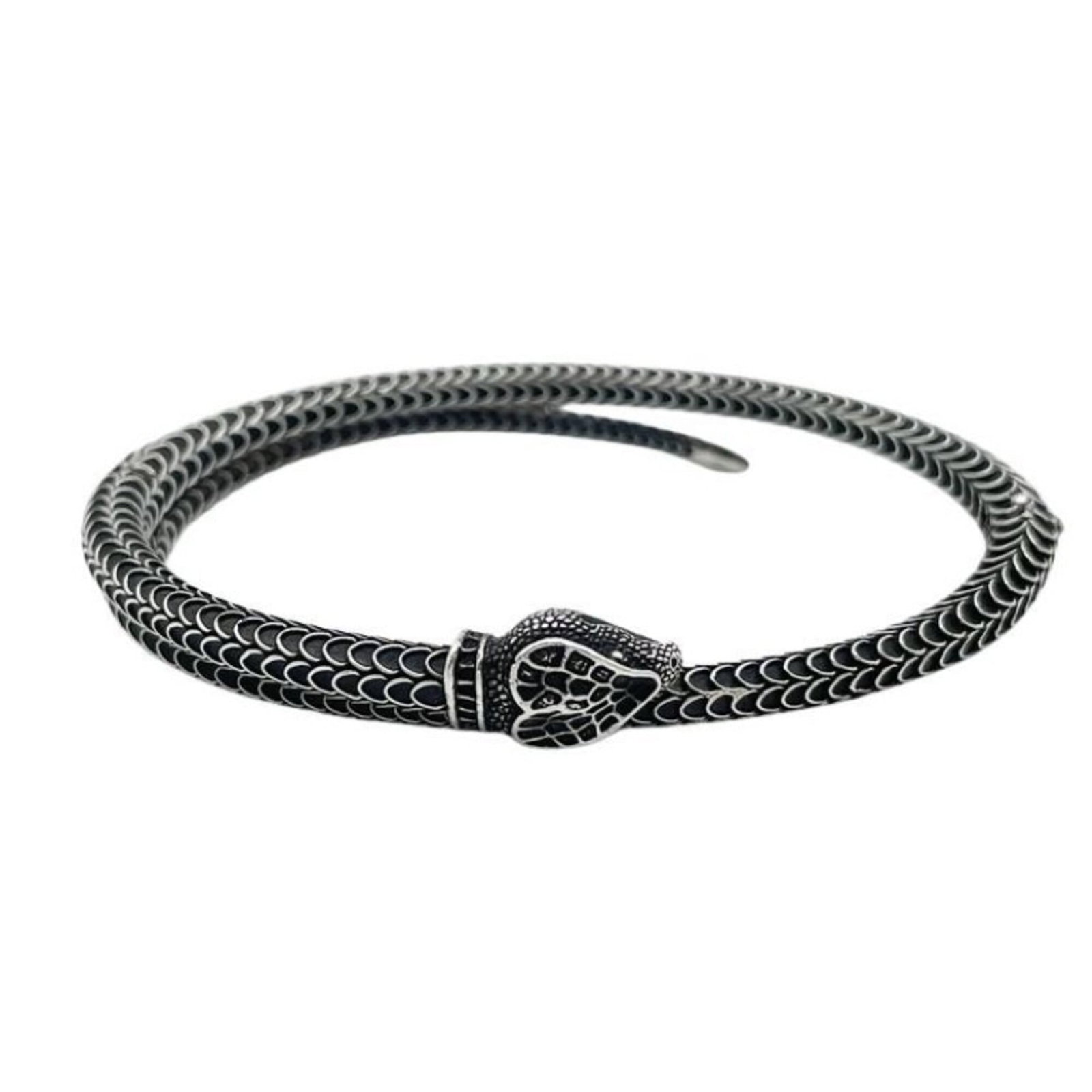 Gucci Charm Bracelet Silver 925: Gucci Charm Bracelet Silver 925 Silver 925 Gucci Charm Bracelet in excellent condition, featuring a sleek silver design with some subtle traces of usage and minor scratches. The bracelet measures