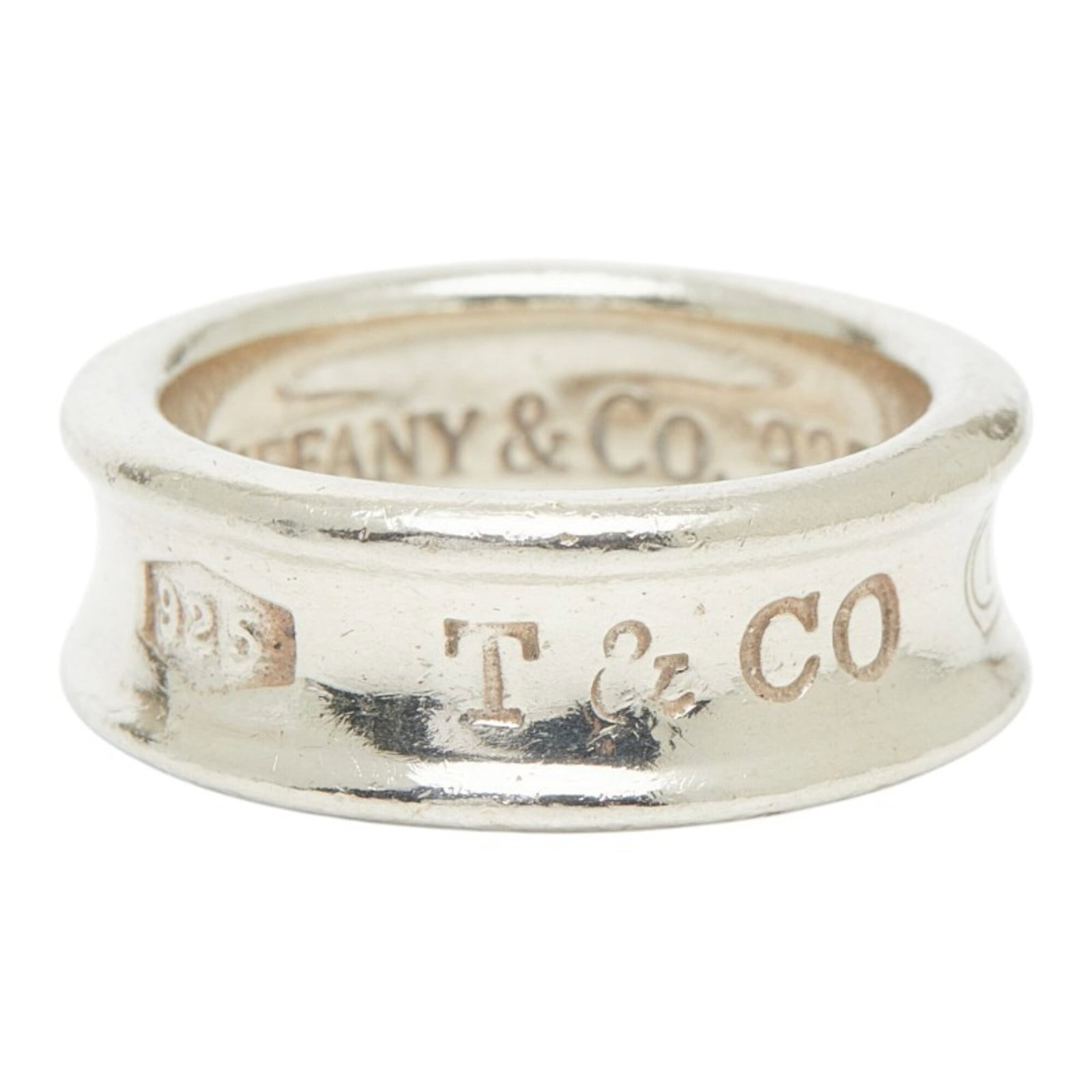 Tiffany Band Ring Silver 925: Tiffany Band Ring Silver 925 Silver 925 band ring from Tiffany, featuring a classic design with subtle wear and minor scratches. This used item retains its original silver finish despite some signs of