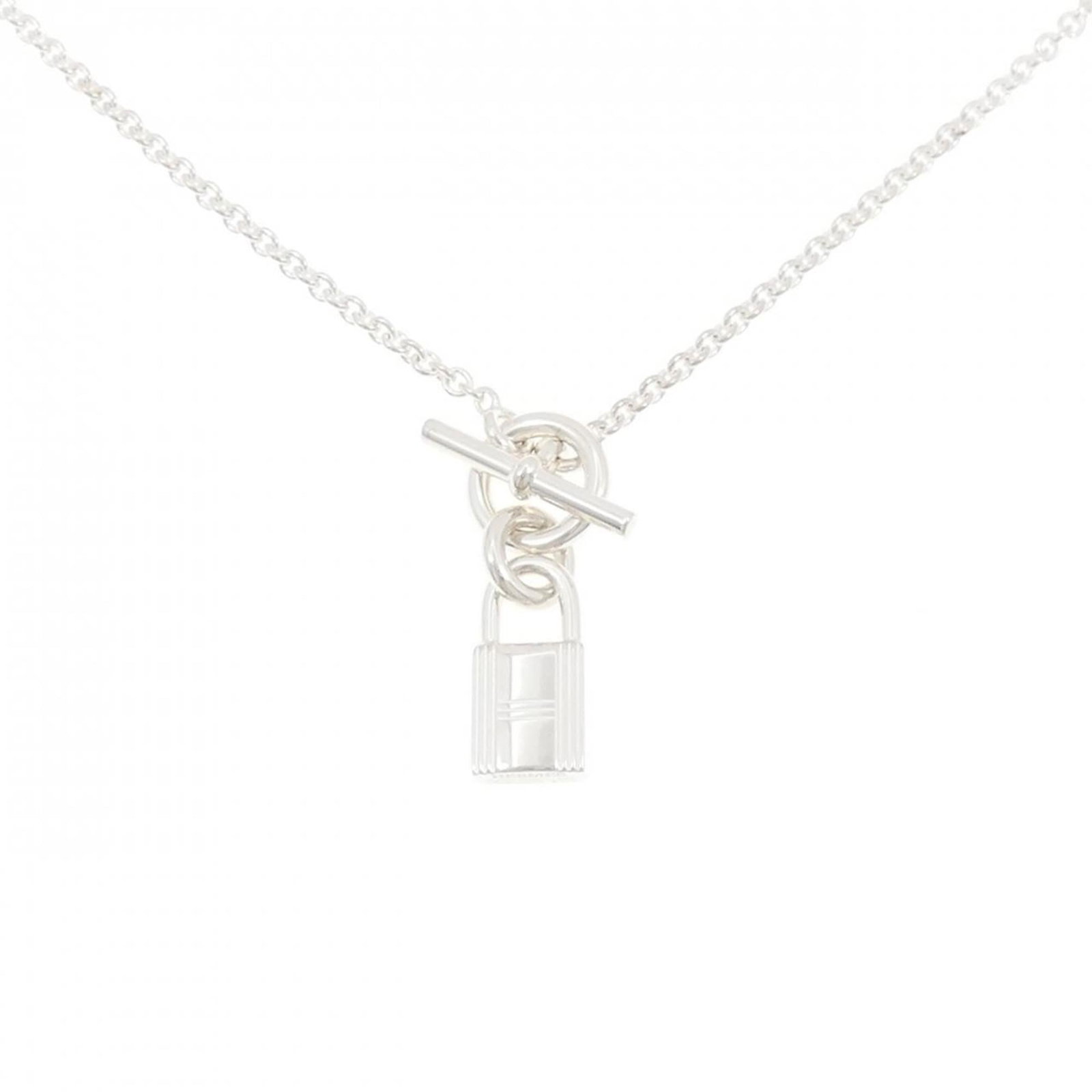 Cadena necklace amulet Hermes: Cadena necklace amulet Hermes Silver 925 Cadena necklace amulet from Hermes, with a silver pendant measuring 28.7mm x 8mm and a neck circumference of 40 cm / 15.74''. This item is in used (like new)