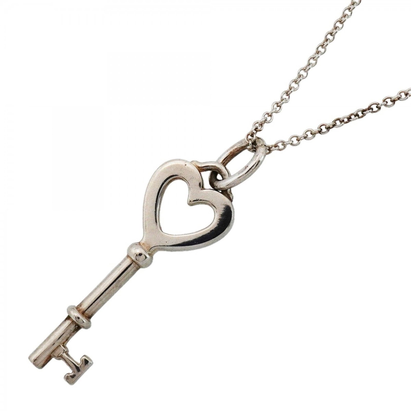 Tiffany & Co. Heart Key Necklace Sterling Silver 925 Women'S: Tiffany & Co. Heart Key Necklace Sterling Silver 925 Women'S Sterling silver necklace with a heart-shaped pendant, measuring 32.7mm x 9.6mm, falls around the 40.5 cm / 15.94'' neck circumference. The