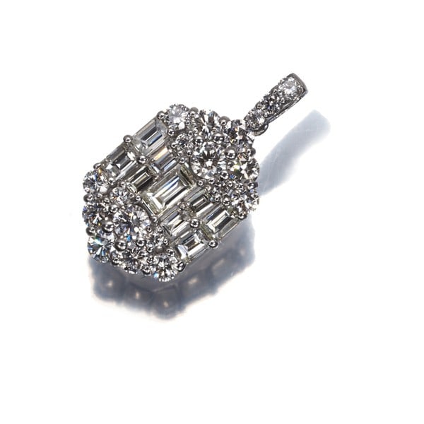 Diamond 1.00Ct Baguette-Cut Pendant 900 Platinum: Diamond 1.00Ct Baguette-Cut Pendant 900 Platinum 900 Platinum Diamond Baguette-Cut Pendant features a stunning 1.00Ct natural diamond, showcasing its elegance in a sleek baguette-cut design. This
