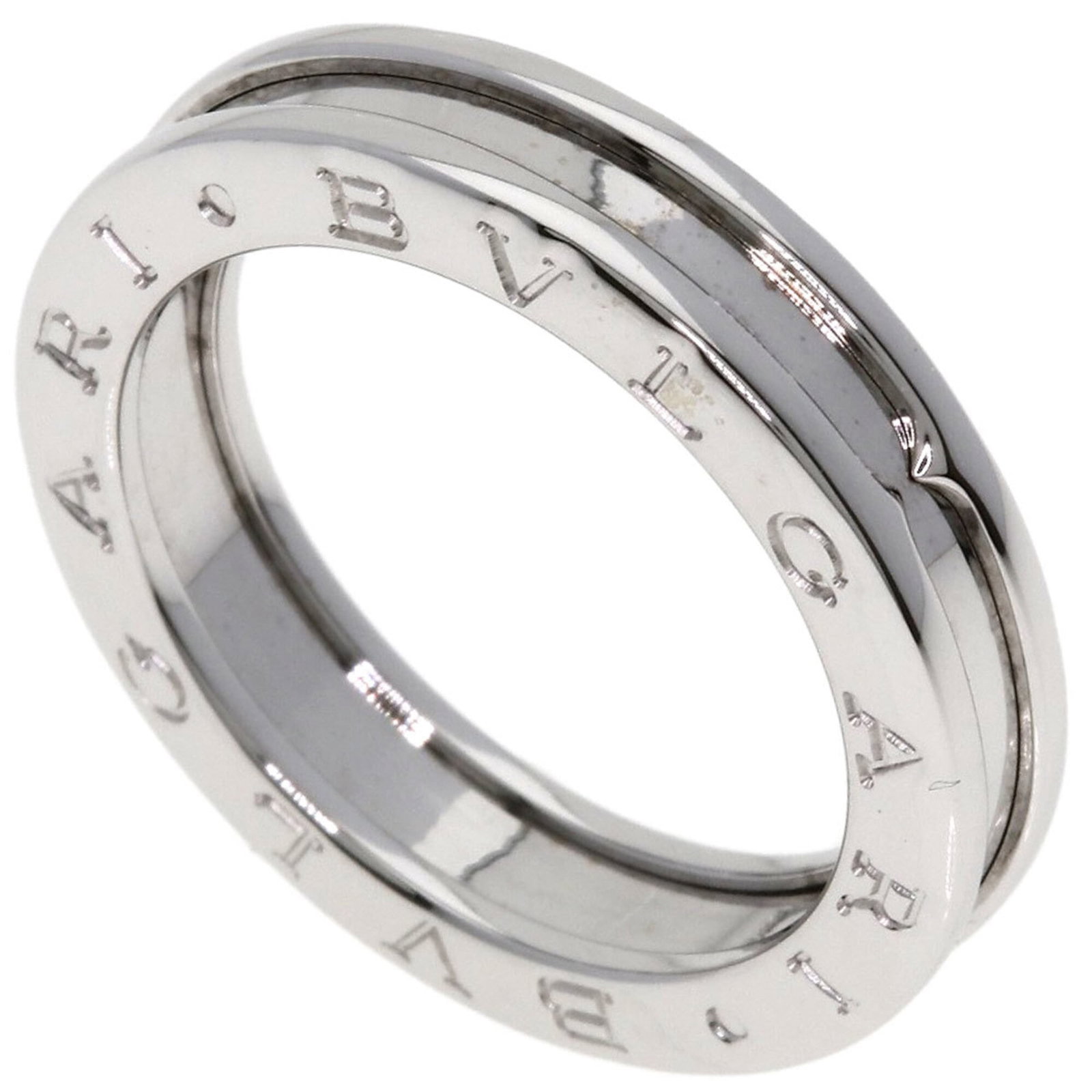 Bvlgari Band Ring White Gold (18K): Bvlgari Band Ring White Gold (18K) This Bvlgari Band Ring in White Gold (18K) boasts a sleek design, showcasing the luxury brand's signature style. The ring features a few traces of usage and some min