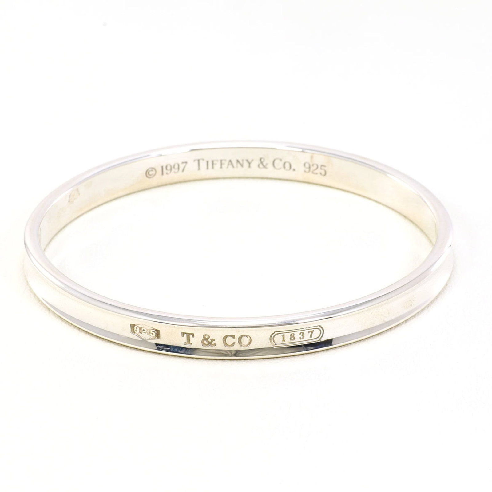 Silver Bangle Tiffany: Silver Bangle Tiffany Silver Bangle Tiffany bears a signature and is crafted from high-quality silver. This 20cm bangle is made from sterling silver (925) and features a classic design that exudes tim