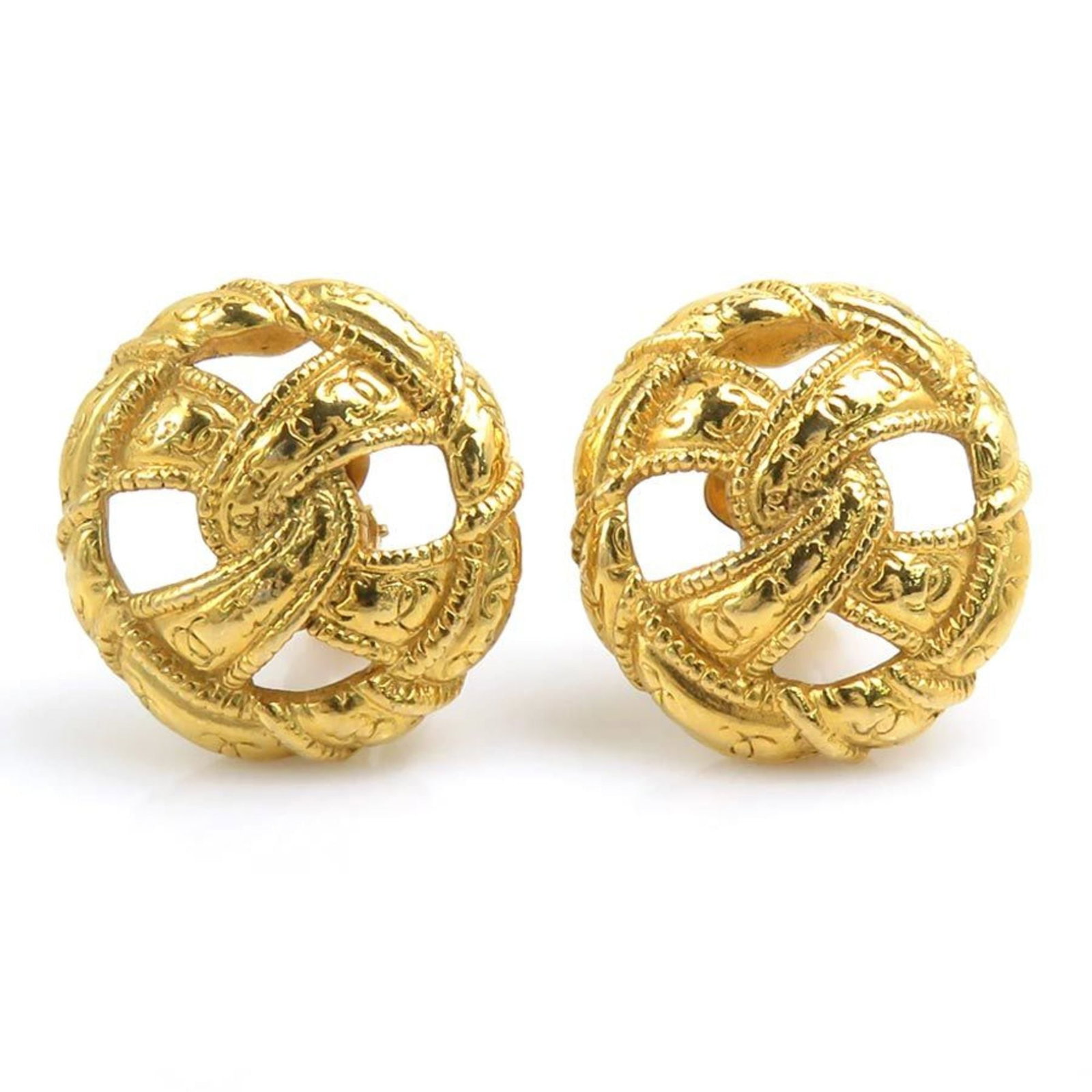 Clip earrings metal by Chanel: Clip earrings metal by Chanel Clip earrings in gold metal, bearing the iconic Chanel brand. These used clip earrings have visible traces of usage and minor scratches, but remain generally in good cond