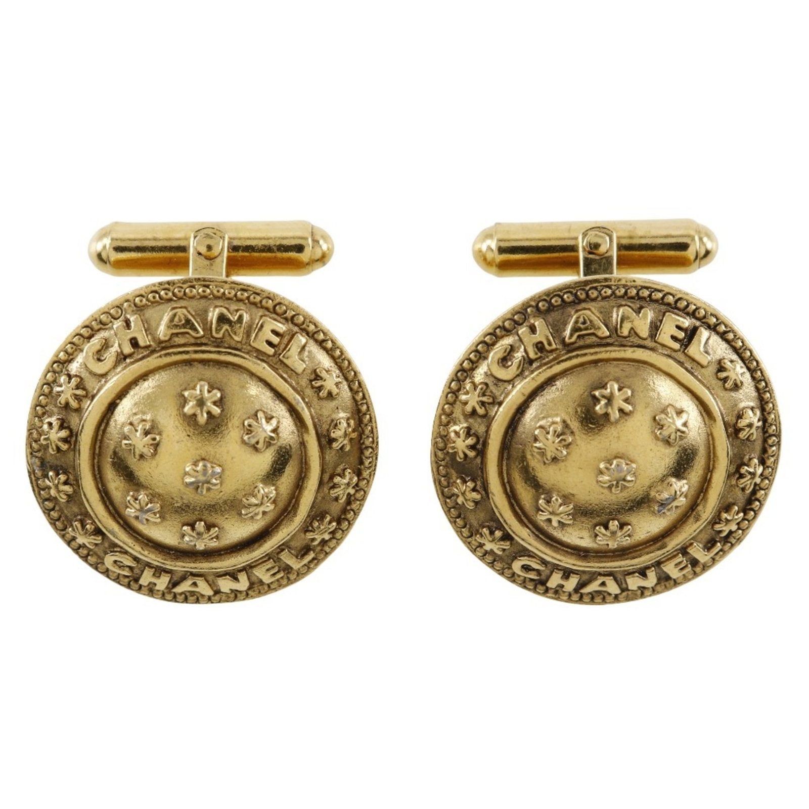Cufflinks Metal by Chanel: Cufflinks Metal by Chanel Gold Cufflinks by Chanel, measuring 25.00mm x 25.00mm, are available for purchase. Made from metal and bearing the iconic Chanel brand, these cufflinks showcase a classic gol