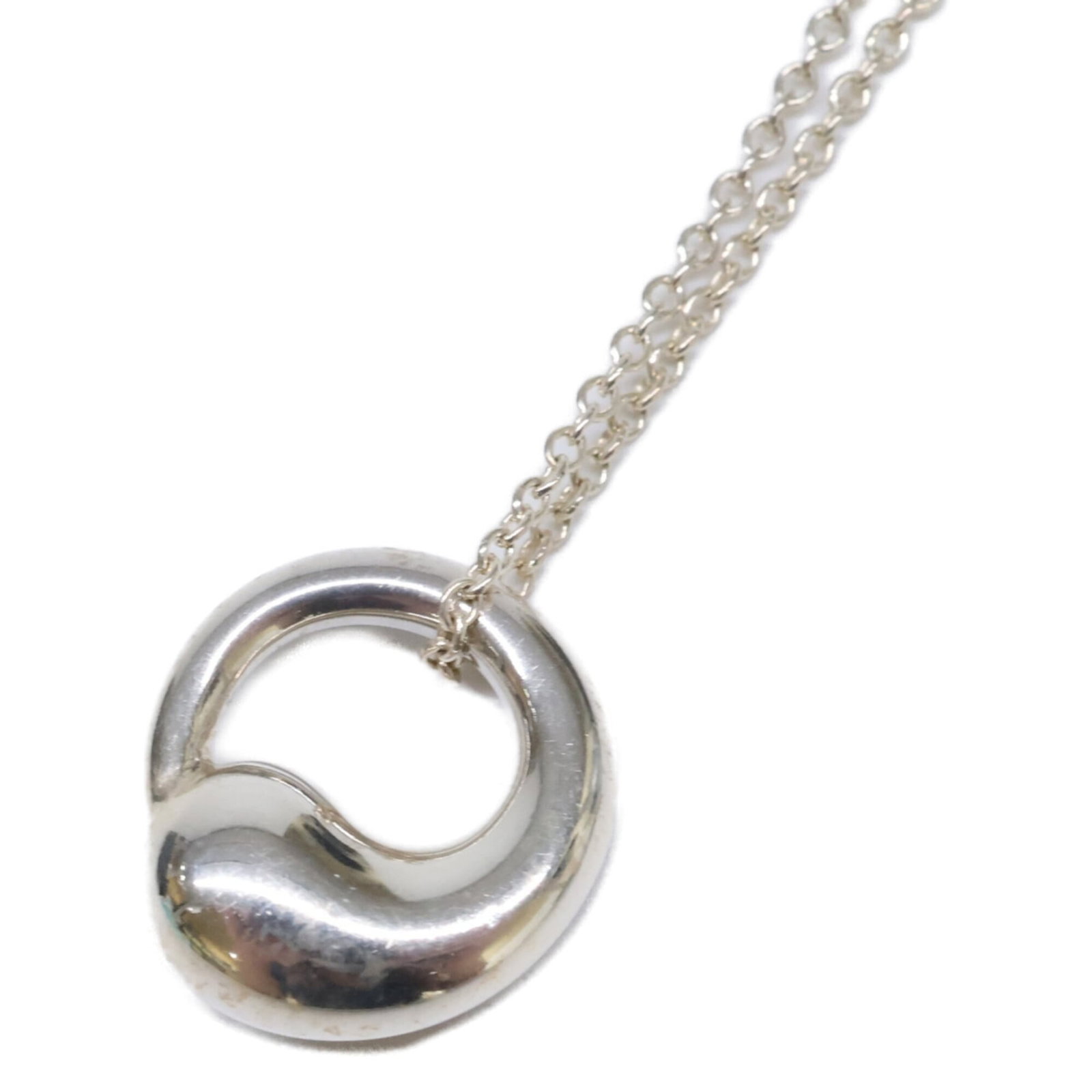 Eternal Circle Silver Women's Necklace by Elsa Peretti for Tiffany & Co: Eternal Circle Silver Women's Necklace by Elsa Peretti for Tiffany & Co Eternal Circle Silver Women's Necklace by Elsa Peretti for Tiffany & Co features a striking silver pendant with a diameter of