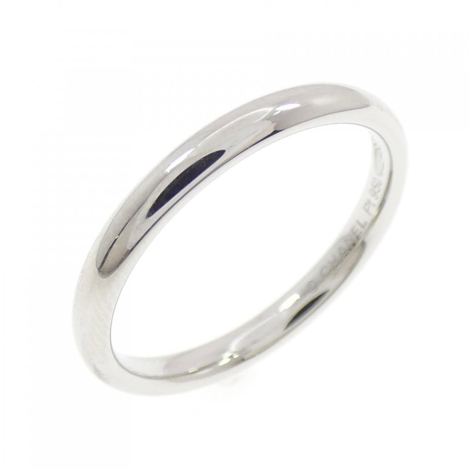 Chanel Band Ring Platinum 950: Chanel Band Ring Platinum 950 Platinum 950 construction provides durability and sophistication, while the Chanel brand's timeless design ensures a sleek, modern look. This used band ring features a fe