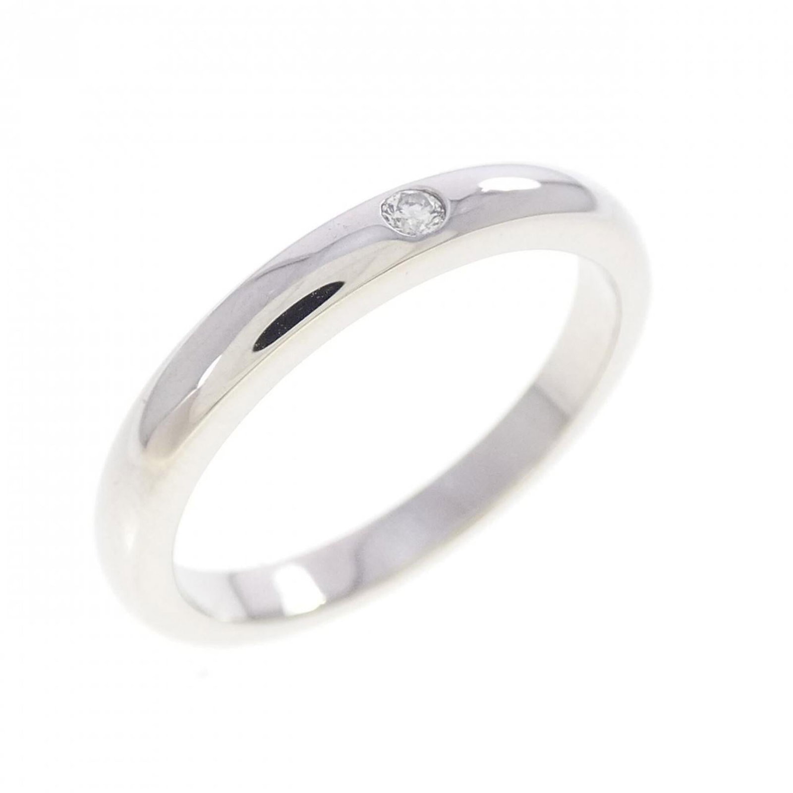 Platinum ring by Tiffany band: Platinum ring by Tiffany band Platinum ring by Tiffany features a silver band with a subtle shine, crafted from high-quality platinum material. The ring bears some minor scratches and traces of usage,
