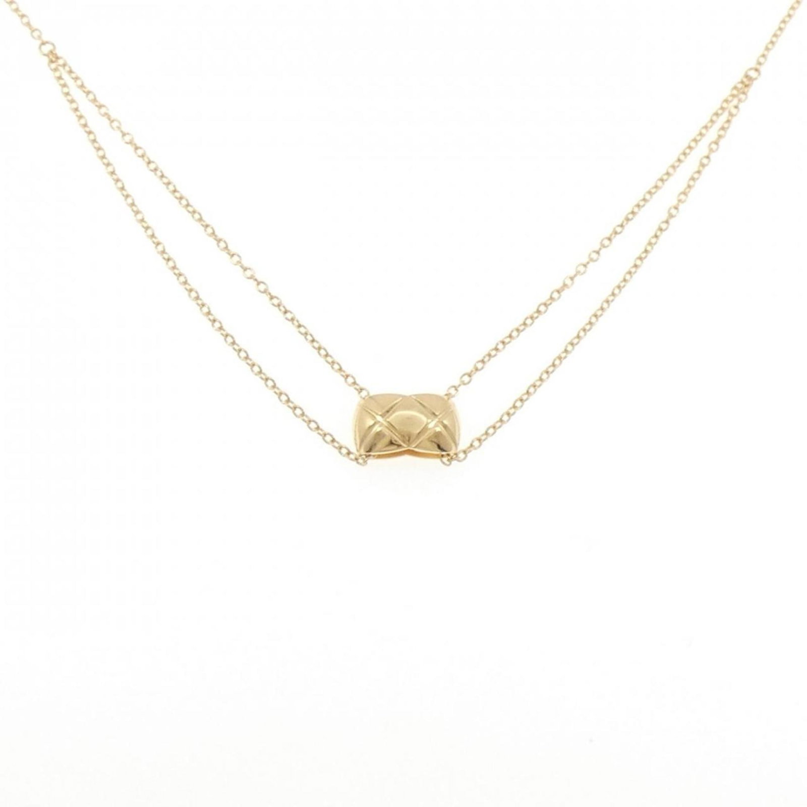 Chanel 750Yg Necklace: Chanel 750Yg Necklace Yellow Gold Chanel Necklace with Pendant. This 18K yellow gold necklace features a pendant measuring 7.6mm x 13.6mm, set in a chain that falls within the 37 cm - 40 cm neck