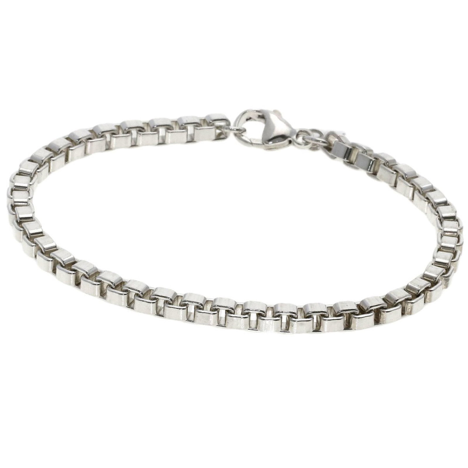 Charm bracelet silver of Tiffany: Charm bracelet silver of Tiffany Silver charm bracelet from Tiffany, featuring a classic design with a length of 17.5cm. This like-new condition piece showcases its silver material and elegant style, 